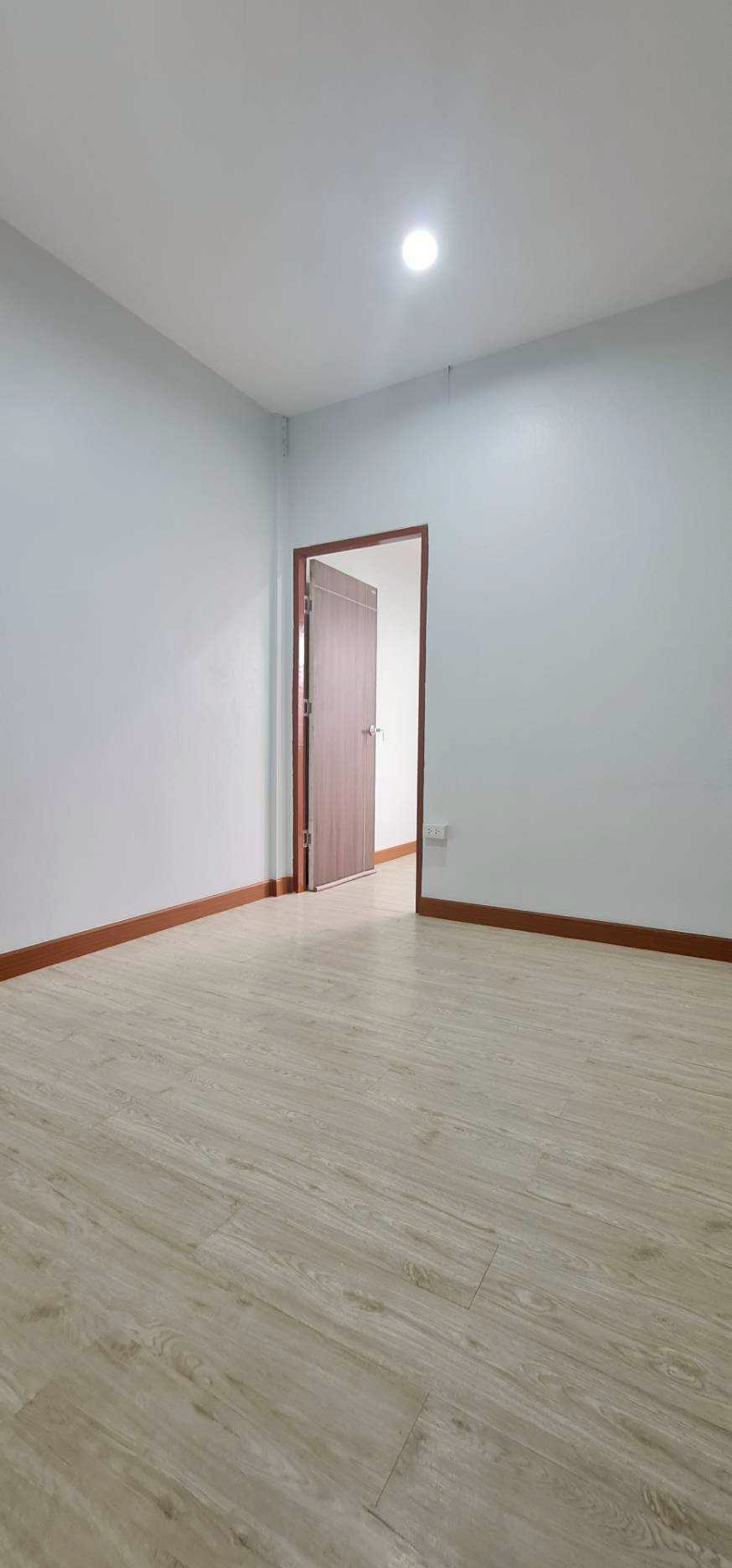 ขายทาวน์โฮมรามคำแหง หัวหมาก : 92867 - ขายบ้านทาวน์เฮ้าส์ 2 ชั้น รีโนเวทใหม่ สไตล์มินิมอล ทำเลรามคำแหง 106 หากคุณกำลังมองหาบ้านที่น่าอยู่ เรียบง่าย สไตล์มินิมอล และอยู่ในทำเลเงียบสงบแต่ยังสะดวกสบายต่อการเดินทาง บ้านหลังนี้คือคำตอบที่ใช่