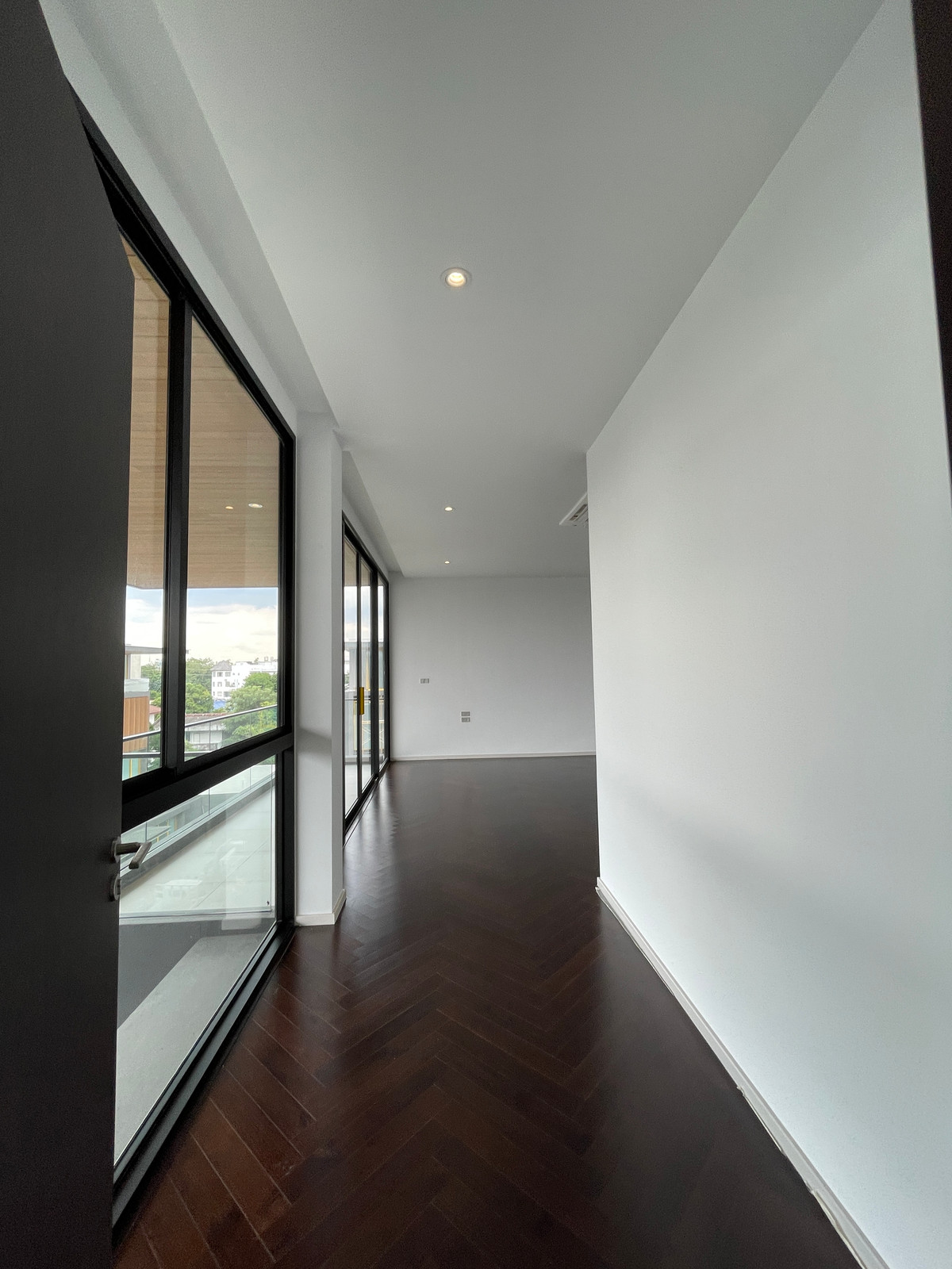 ขายบ้านเลียบทางด่วนรามอินทรา :  ขายบ้านเดี่ยวหรู Azure – CIRA Residences “The Pinnacle of Timeless Luxury Living บน ทำเลทองเลียบด่วน เอกมัย-รามอินทรา”สัมผัสชีวิตเหนือระดับกับ “ Azure” บ้านเดี่ยว 3.5 ชั้น ภายใต้แนวคิด “Resonate Life-Utmost”