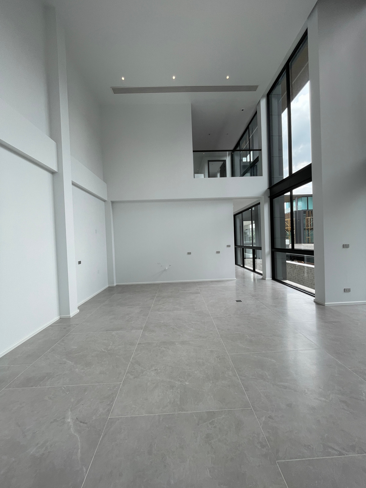 ขายบ้านเลียบทางด่วนรามอินทรา :  ขายบ้านเดี่ยวหรู Azure – CIRA Residences “The Pinnacle of Timeless Luxury Living บน ทำเลทองเลียบด่วน เอกมัย-รามอินทรา”สัมผัสชีวิตเหนือระดับกับ “ Azure” บ้านเดี่ยว 3.5 ชั้น ภายใต้แนวคิด “Resonate Life-Utmost”