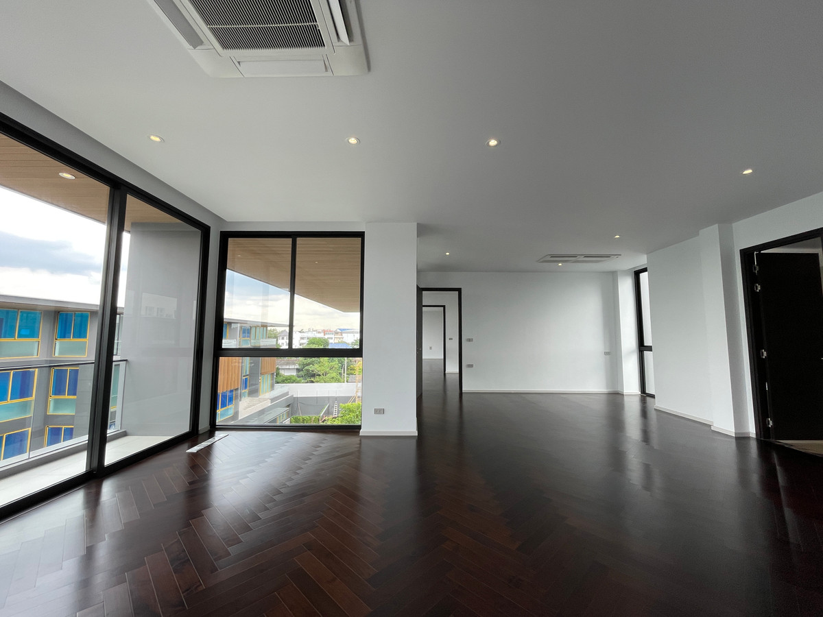 ขายบ้านเลียบทางด่วนรามอินทรา :  ขายบ้านเดี่ยวหรู Azure – CIRA Residences “The Pinnacle of Timeless Luxury Living บน ทำเลทองเลียบด่วน เอกมัย-รามอินทรา”สัมผัสชีวิตเหนือระดับกับ “ Azure” บ้านเดี่ยว 3.5 ชั้น ภายใต้แนวคิด “Resonate Life-Utmost”