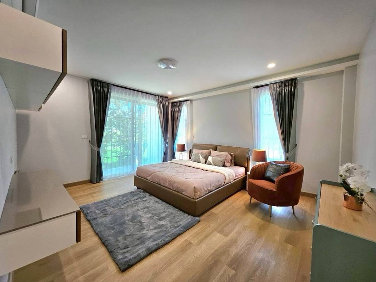 พูลวิลล่าหลังใหญ่ สไตล์โมเดิร์น เงียบสงบ เหมาะพักผ่อน โซนดอยสะเก็ด เชียงใหม่ Loading...