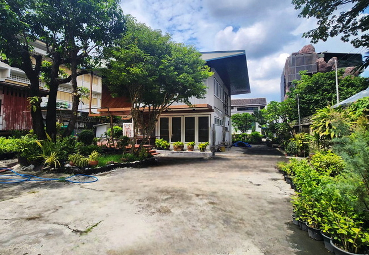 For SaleHouseRama 8, Samsen, Ratchawat : House for sale, Nakhon Chai Si Road, Dusit, Bangkok, area 127.8 sq m., 2 floors, 3 bedrooms, 2 bathrooms, good location, price negotiable.