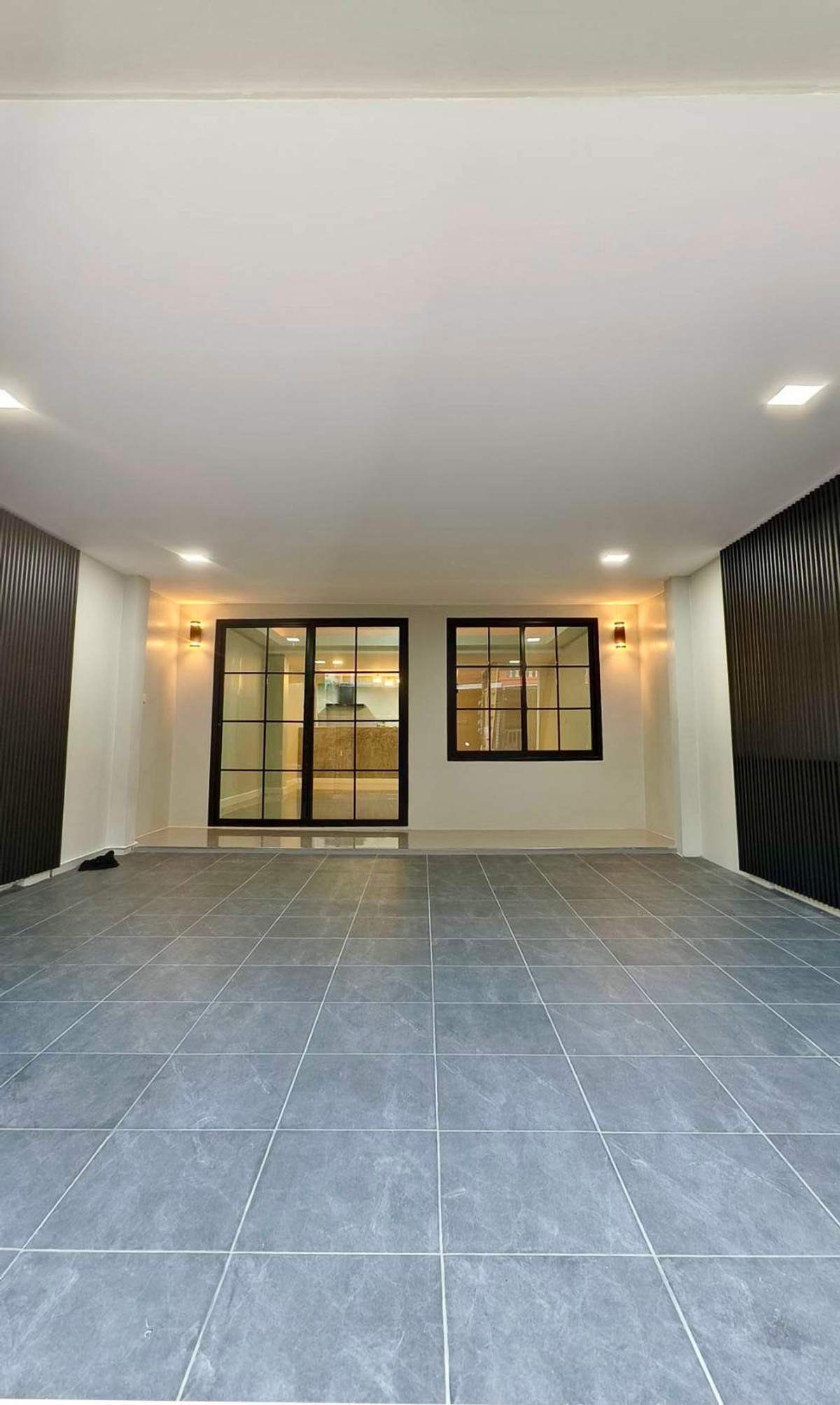 Town House ทาวน์เฮาส์ 2 ชั้น หมู่บ้านแกรนด์หัวหิน รีโนเวทใหม่ทั้งหลัง บ้านพร้อมอยู่ Loading...