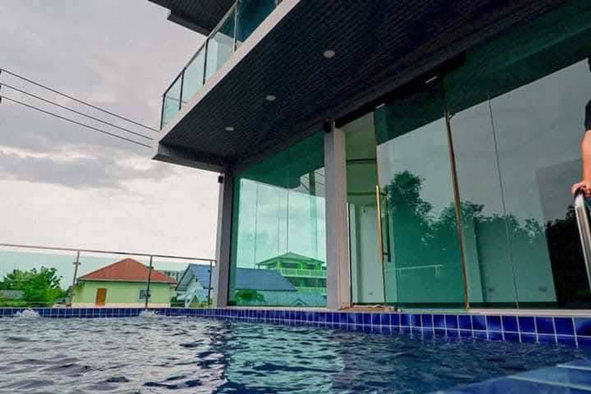 Single house for sale, Lat Phrao-Wang Hin. With private swimming pool Loading...
