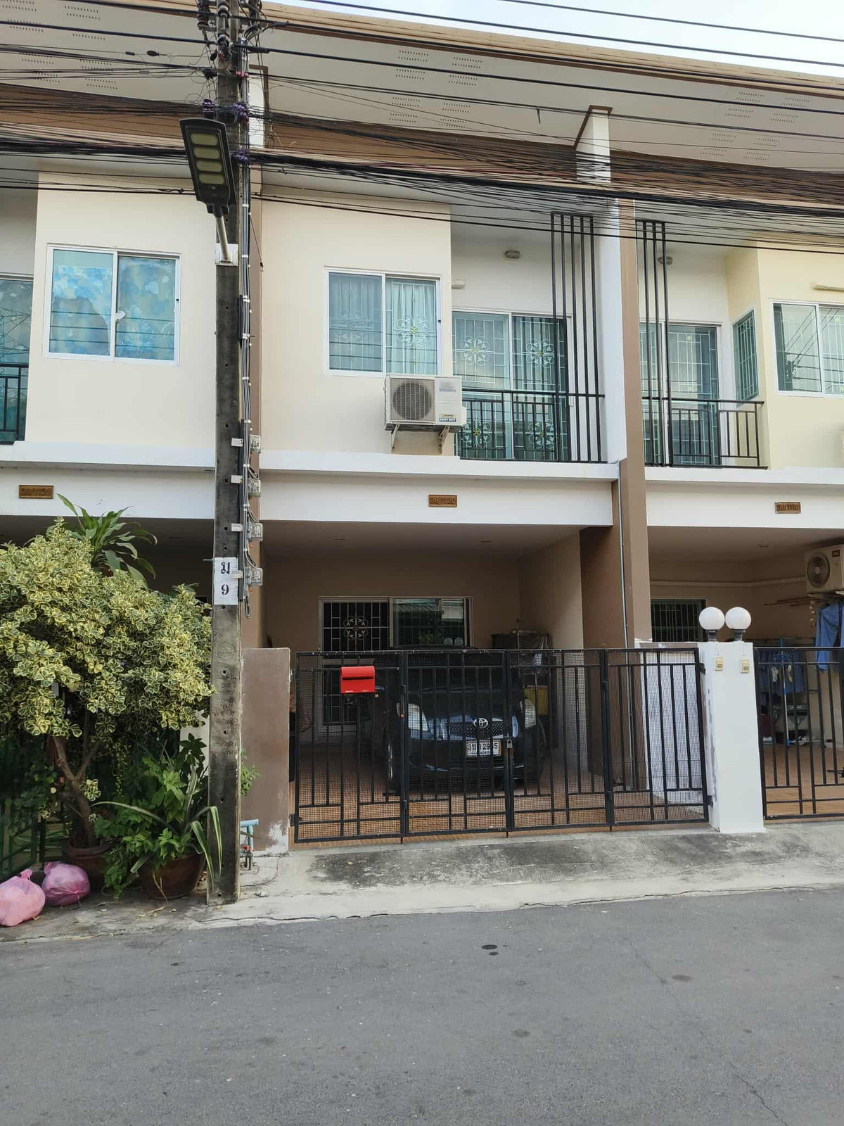 ขายทาวน์โฮมนวมินทร์ รามอินทรา : ทาวเฮ้าส์2ชั้น 16ตรว. ซอยไทยรามัญ เคซี7 ใกล้ทางขึ้นทางด่วนจตุโชติ และทางด่วนกาญจนาภิเษก ข้อดีหลังบ้านไม่ติดใคร