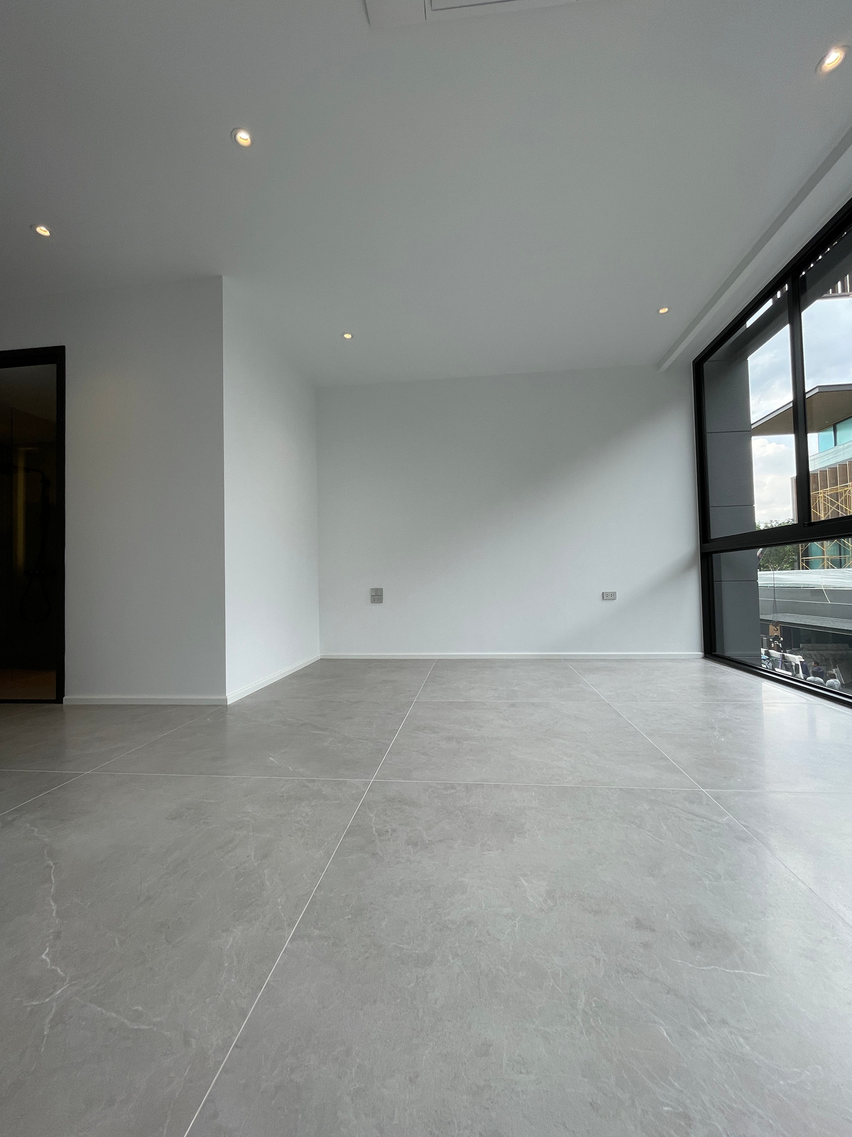 ขายบ้านเลียบทางด่วนรามอินทรา :  ขายบ้านเดี่ยวหรู Azure – CIRA Residences “The Pinnacle of Timeless Luxury Living บน ทำเลทองเลียบด่วน เอกมัย-รามอินทรา”สัมผัสชีวิตเหนือระดับกับ “ Azure” บ้านเดี่ยว 3.5 ชั้น ภายใต้แนวคิด “Resonate Life-Utmost”