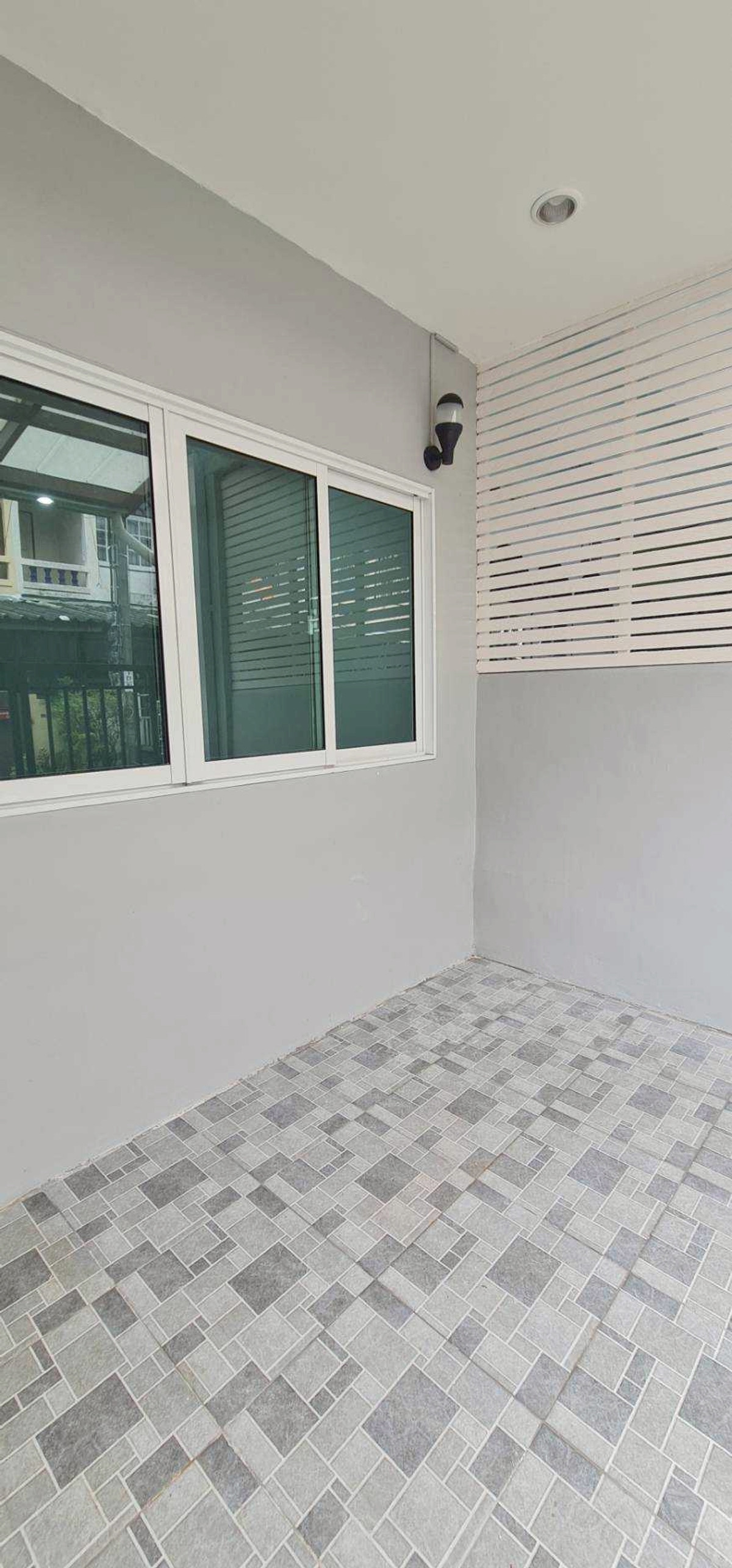 ขายทาวน์โฮมรามคำแหง หัวหมาก : 92867 - ขายบ้านทาวน์เฮ้าส์ 2 ชั้น รีโนเวทใหม่ สไตล์มินิมอล ทำเลรามคำแหง 106 หากคุณกำลังมองหาบ้านที่น่าอยู่ เรียบง่าย สไตล์มินิมอล และอยู่ในทำเลเงียบสงบแต่ยังสะดวกสบายต่อการเดินทาง บ้านหลังนี้คือคำตอบที่ใช่