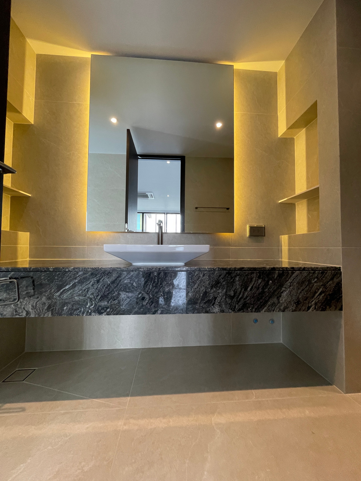 ขายบ้านเลียบทางด่วนรามอินทรา :  ขายบ้านเดี่ยวหรู Azure – CIRA Residences “The Pinnacle of Timeless Luxury Living บน ทำเลทองเลียบด่วน เอกมัย-รามอินทรา”สัมผัสชีวิตเหนือระดับกับ “ Azure” บ้านเดี่ยว 3.5 ชั้น ภายใต้แนวคิด “Resonate Life-Utmost”