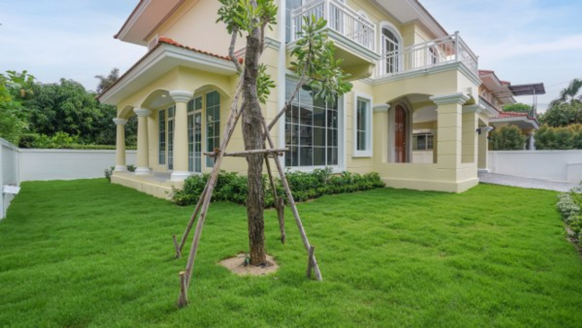 Single house near The Mall Life Store, Bang Khae, Golden Legend Village. Sathorn-Kanlapaphruek (5877) Loading...