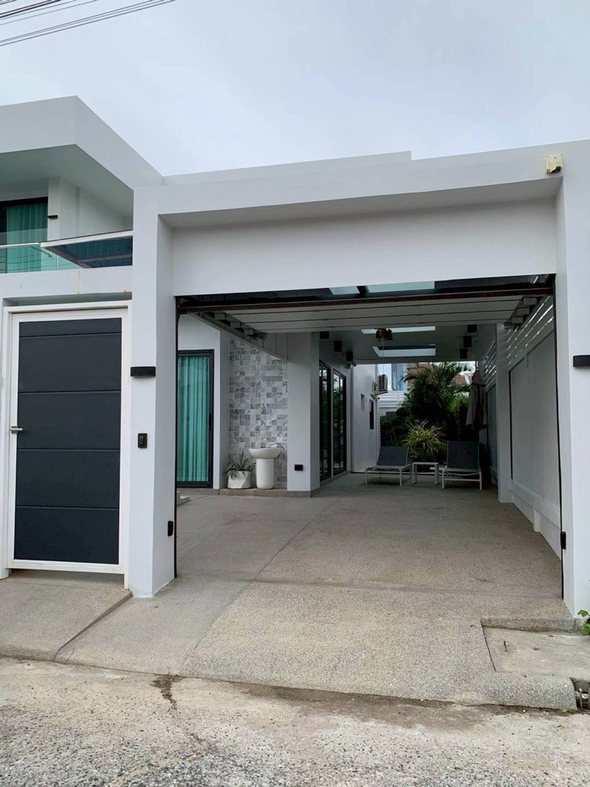 ขายบ้านพัทยา บางแสน ชลบุรี สัตหีบ : ขายบ้านเดี่ยวสุดหรู โครงการ Viewpoint village ขนาด 82.2 ตร.ว. พื้นที่ใช้สอย 240 ตร.ม. 5 ห้องนอน 5 ห้องน้ำ บิ้วอินทั้งหลัง มีสระว่ายน้ำในตัว ราคาพิเศษ 16,900,000 บาท