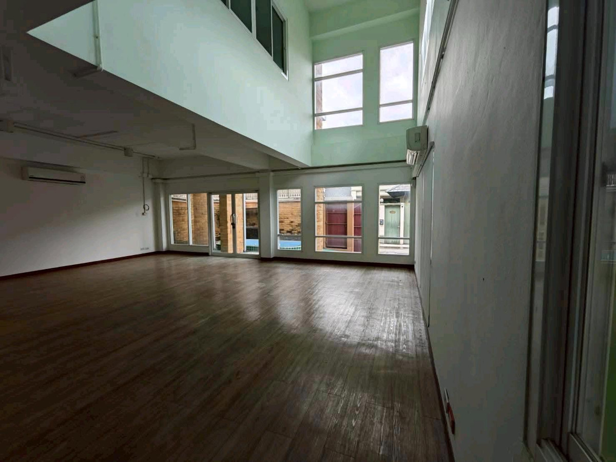 Office building on Soi On Nut 66 Loading...