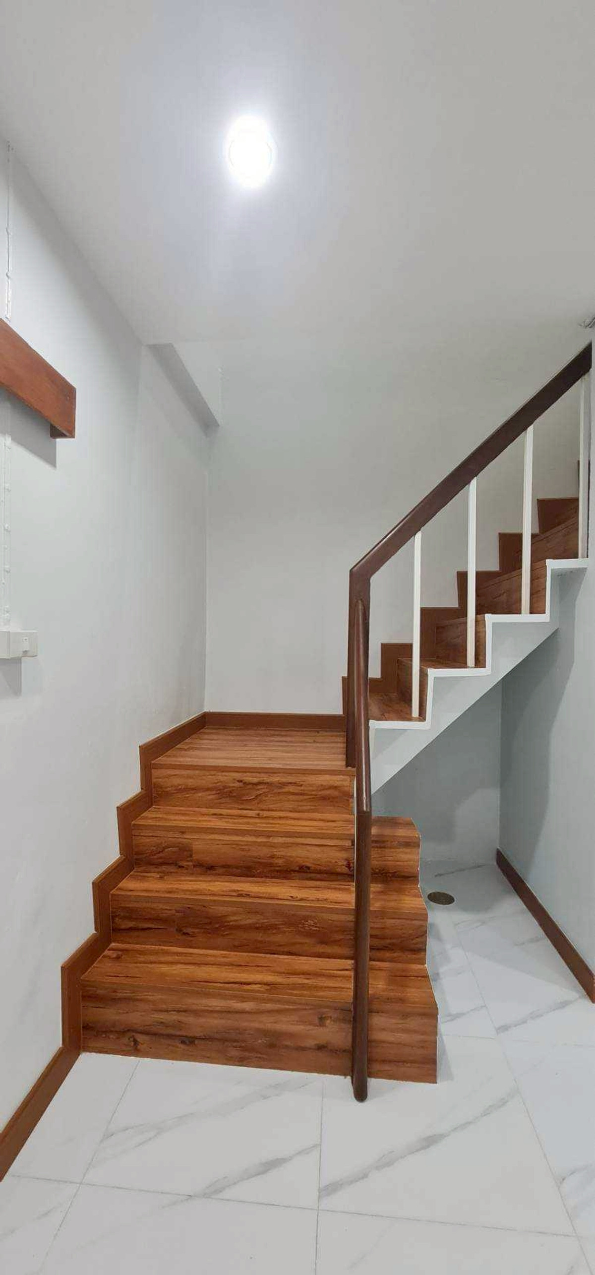 ขายทาวน์โฮมรามคำแหง หัวหมาก : 92867 - ขายบ้านทาวน์เฮ้าส์ 2 ชั้น รีโนเวทใหม่ สไตล์มินิมอล ทำเลรามคำแหง 106 หากคุณกำลังมองหาบ้านที่น่าอยู่ เรียบง่าย สไตล์มินิมอล และอยู่ในทำเลเงียบสงบแต่ยังสะดวกสบายต่อการเดินทาง บ้านหลังนี้คือคำตอบที่ใช่