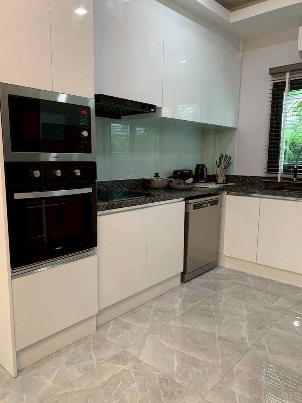 ขายบ้านพัทยา บางแสน ชลบุรี สัตหีบ : ขายบ้านเดี่ยวสุดหรู โครงการ Viewpoint village ขนาด 82.2 ตร.ว. พื้นที่ใช้สอย 240 ตร.ม. 5 ห้องนอน 5 ห้องน้ำ บิ้วอินทั้งหลัง มีสระว่ายน้ำในตัว ราคาพิเศษ 16,900,000 บาท