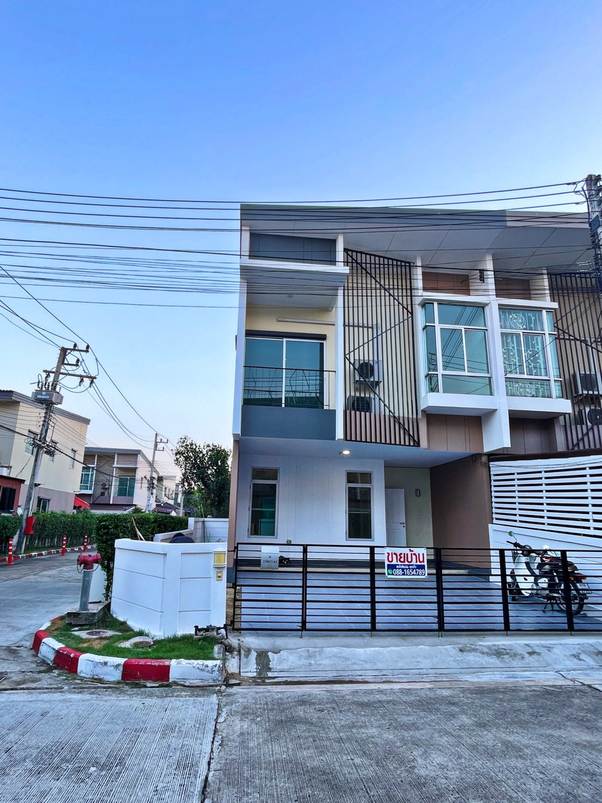 ขายทาวน์โฮมปทุมธานี รังสิต ธรรมศาสตร์ : เจ้าของขายเอง ขายทาวน์เฮ้าส์ ฮาบิทาวน์ โฟลด์ ติวานนท์-แจ้งวัฒนะ สไตล์ Loft โครงการแสนสิริ เก็บสีใหม่ทั้งหลัง