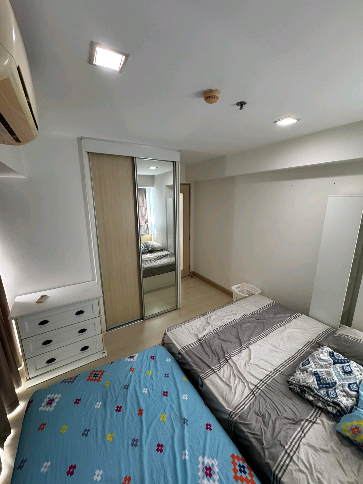 ให้เช่าคอนโด My Resort Bangkok (มาย รีสอร์ท แบงค์คอก)ห้องสวยตกแต่งครบ พร้อมเข้าอยู่ (Fully Furnished)รายละเอียดห้อง:	•	ขนาด 47 ตร.ม.	•	1 ห้องนอน 1 ห้องน้ำ	•	ชั้น 20เฟอร์นิเจอร์และเครื่องใช้ไฟฟ้าครบครัน:ทีวี, โซฟา, ตู้เย็น, โต๊ะอาหาร, เคาน์เตอร์ค Loading...