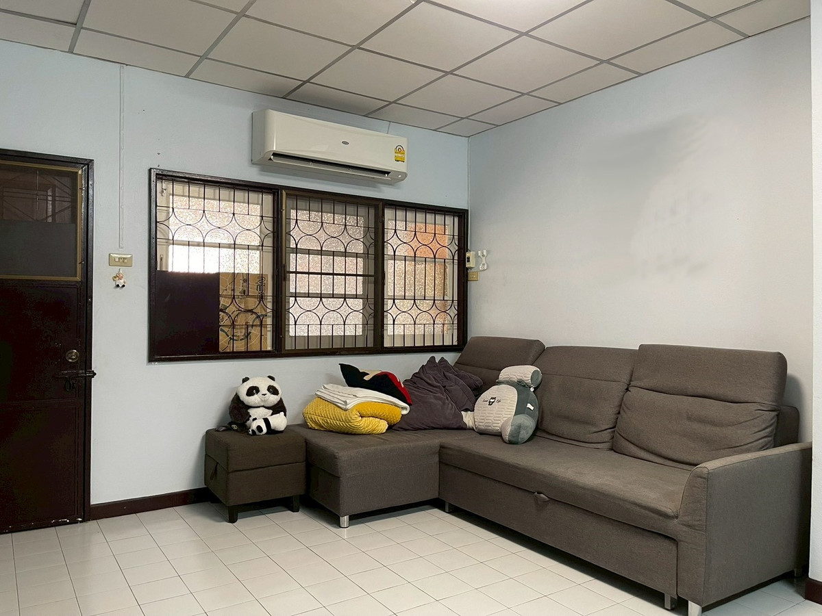 ขายทาวน์เฮาส์ 3 ชั้น ทำเลทอง ถนนนวมินทร์ ซอย 85 เข้าซอยเพียง 700 เมตร Loading...