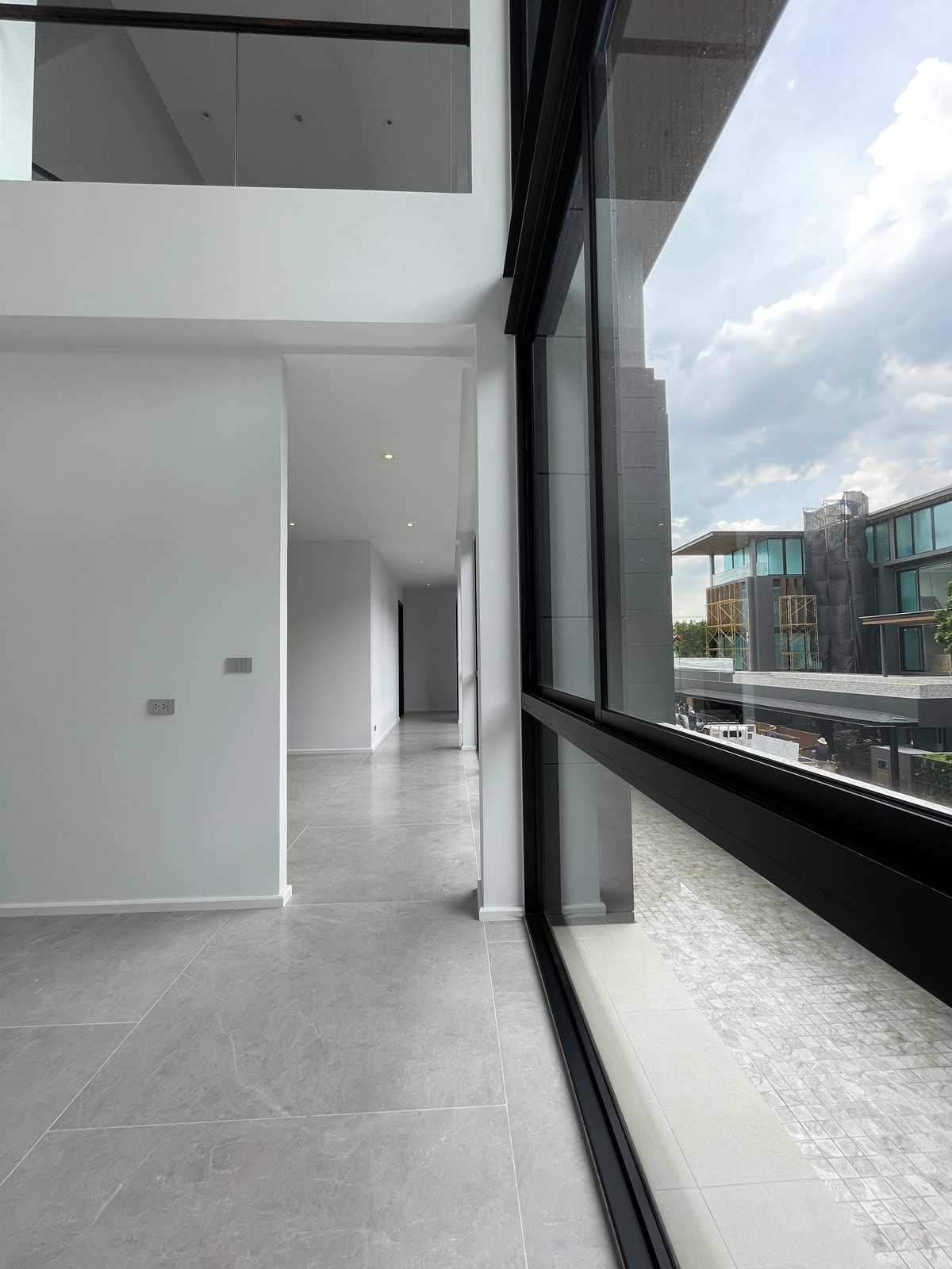 ขายบ้านเลียบทางด่วนรามอินทรา :  ขายบ้านเดี่ยวหรู Azure – CIRA Residences “The Pinnacle of Timeless Luxury Living บน ทำเลทองเลียบด่วน เอกมัย-รามอินทรา”สัมผัสชีวิตเหนือระดับกับ “ Azure” บ้านเดี่ยว 3.5 ชั้น ภายใต้แนวคิด “Resonate Life-Utmost”