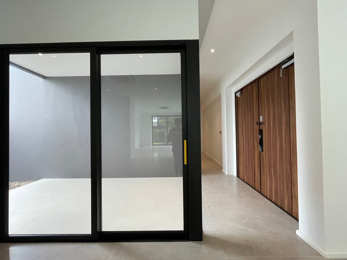 ขายบ้านเลียบทางด่วนรามอินทรา :  ขายบ้านเดี่ยวหรู Azure – CIRA Residences “The Pinnacle of Timeless Luxury Living บน ทำเลทองเลียบด่วน เอกมัย-รามอินทรา”สัมผัสชีวิตเหนือระดับกับ “ Azure” บ้านเดี่ยว 3.5 ชั้น ภายใต้แนวคิด “Resonate Life-Utmost”