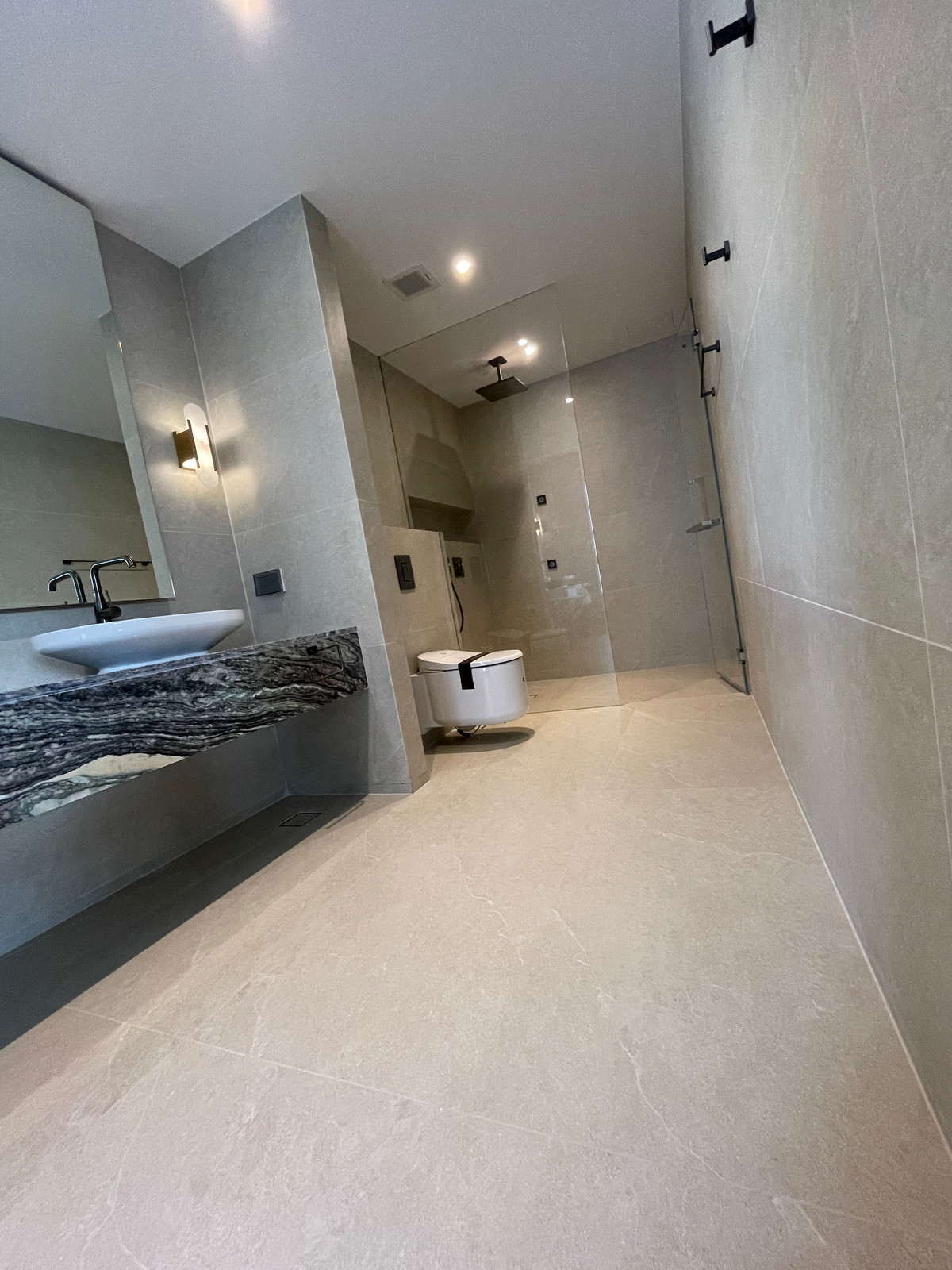 ขายบ้านเลียบทางด่วนรามอินทรา :  ขายบ้านเดี่ยวหรู Azure – CIRA Residences “The Pinnacle of Timeless Luxury Living บน ทำเลทองเลียบด่วน เอกมัย-รามอินทรา”สัมผัสชีวิตเหนือระดับกับ “ Azure” บ้านเดี่ยว 3.5 ชั้น ภายใต้แนวคิด “Resonate Life-Utmost”