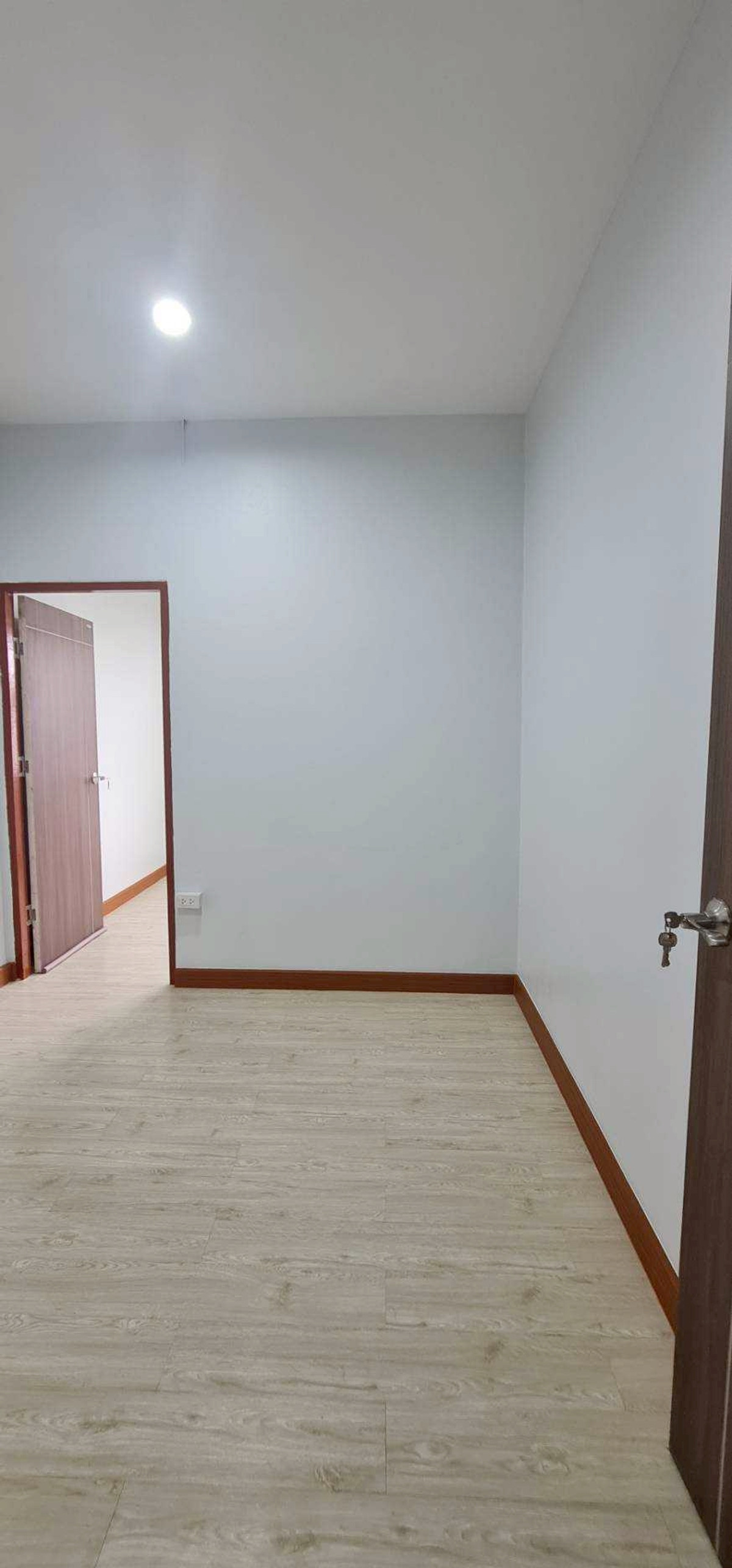 ขายทาวน์โฮมรามคำแหง หัวหมาก : 92867 - ขายบ้านทาวน์เฮ้าส์ 2 ชั้น รีโนเวทใหม่ สไตล์มินิมอล ทำเลรามคำแหง 106 หากคุณกำลังมองหาบ้านที่น่าอยู่ เรียบง่าย สไตล์มินิมอล และอยู่ในทำเลเงียบสงบแต่ยังสะดวกสบายต่อการเดินทาง บ้านหลังนี้คือคำตอบที่ใช่