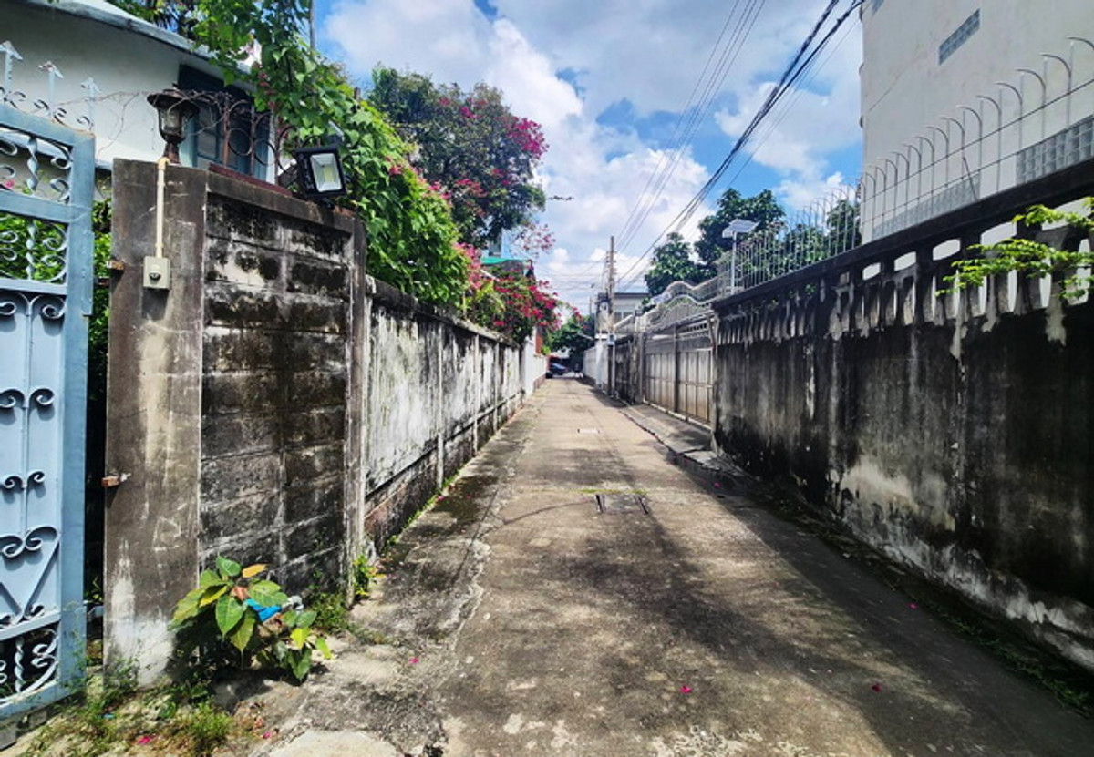 ขายบ้านพระราม 8 สามเสน ราชวัตร : ขายบ้าน ถนนนครไชยศรี ดุสิต กรุงเทพมหานคร เนื้อที่ 127.8 ตร.ว. 2 ชั้น 3 นอน 2 น้ำ ทำเลดี ราคาต่อรองได้