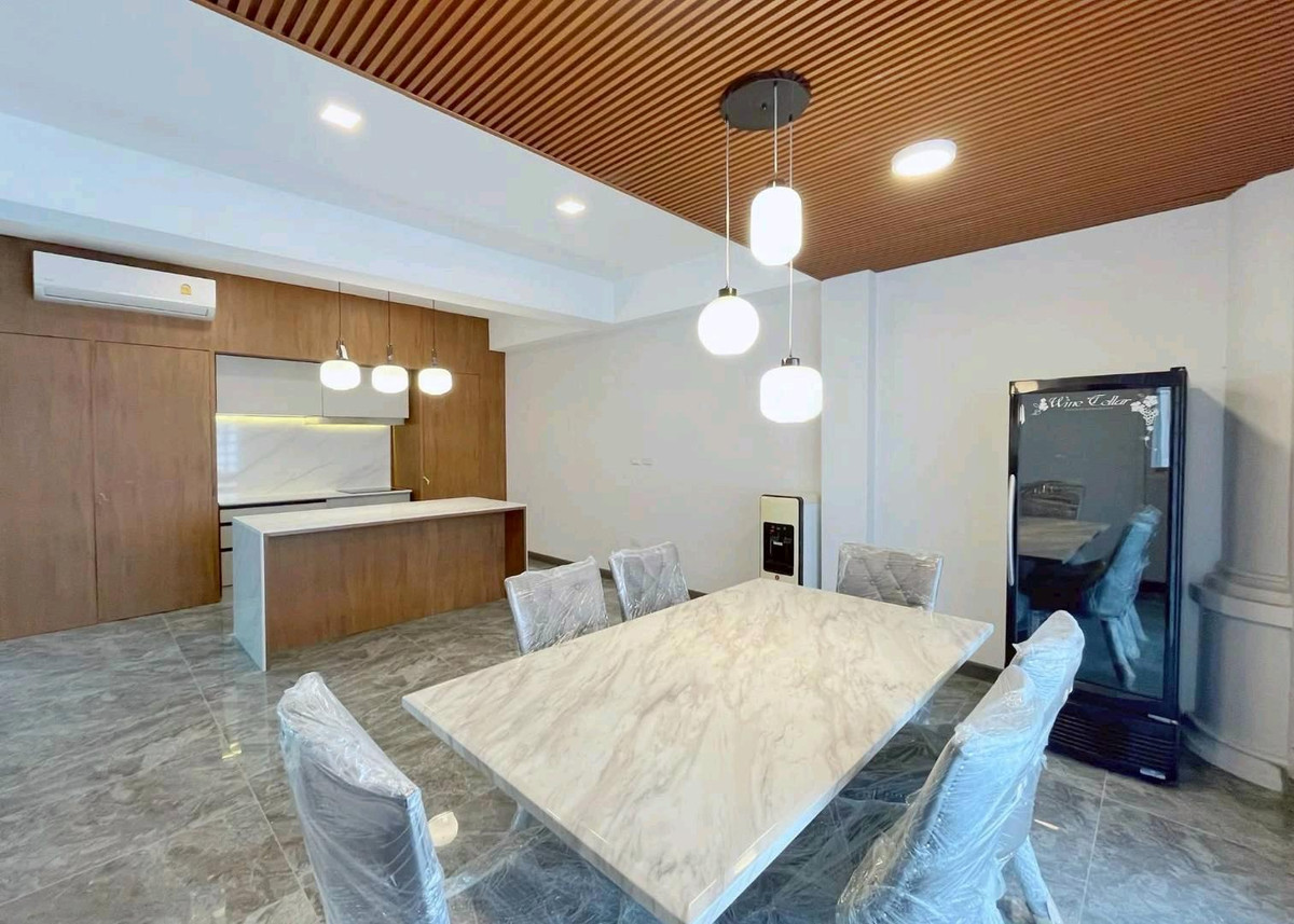 Whole house for rent in the heart of Thonglor Soi 25 agent Loading...