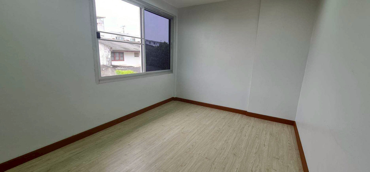 ขายทาวน์โฮมรามคำแหง หัวหมาก : 92867 - ขายบ้านทาวน์เฮ้าส์ 2 ชั้น รีโนเวทใหม่ สไตล์มินิมอล ทำเลรามคำแหง 106 หากคุณกำลังมองหาบ้านที่น่าอยู่ เรียบง่าย สไตล์มินิมอล และอยู่ในทำเลเงียบสงบแต่ยังสะดวกสบายต่อการเดินทาง บ้านหลังนี้คือคำตอบที่ใช่