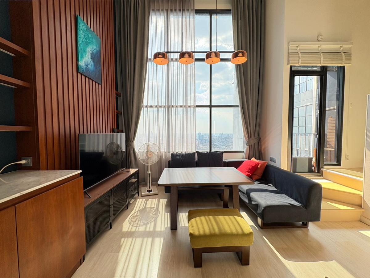 For RentCondoSathorn, Narathiwat : Two-story room, separated from the second floor, has a work zone, dishwasher, oven, and balcony with plants. Washing machine/dryer