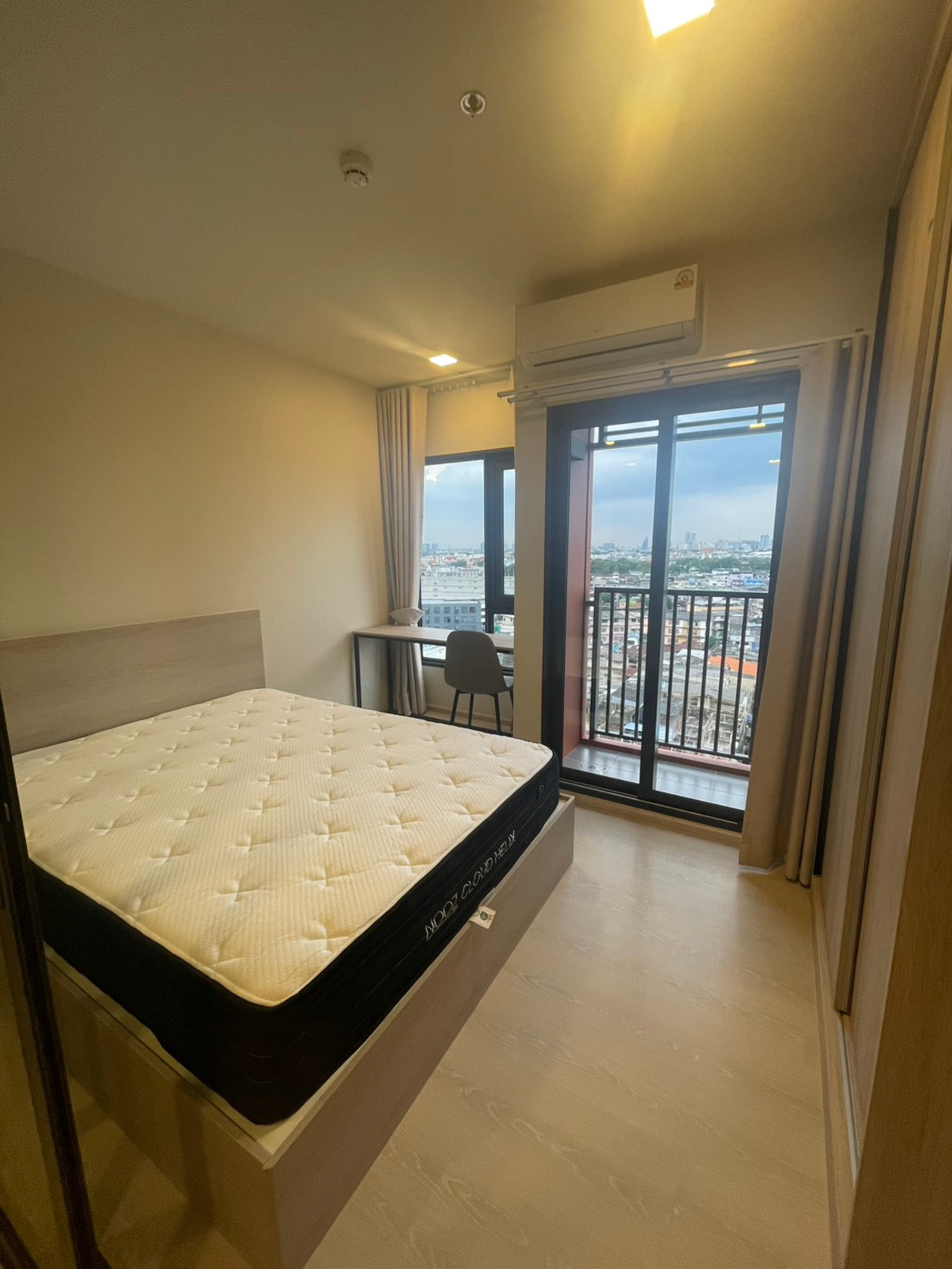 Experience effortless elegance in every corner of life 🌇 Flo by Sansiri 🕊️ — A condo that reflects the lifestyle of the modern and stylish. ✨ Loading...