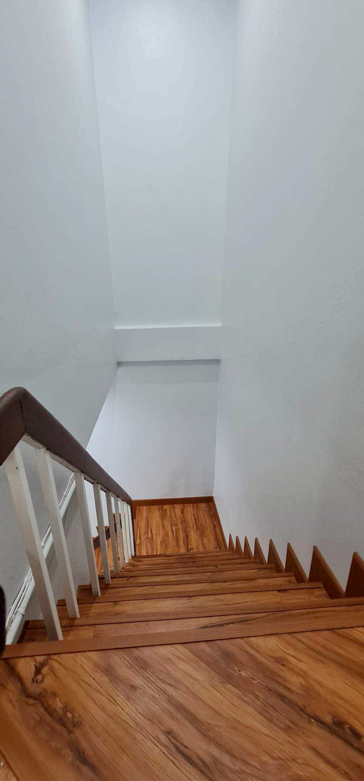 ขายทาวน์โฮมรามคำแหง หัวหมาก : 92867 - ขายบ้านทาวน์เฮ้าส์ 2 ชั้น รีโนเวทใหม่ สไตล์มินิมอล ทำเลรามคำแหง 106 หากคุณกำลังมองหาบ้านที่น่าอยู่ เรียบง่าย สไตล์มินิมอล และอยู่ในทำเลเงียบสงบแต่ยังสะดวกสบายต่อการเดินทาง บ้านหลังนี้คือคำตอบที่ใช่