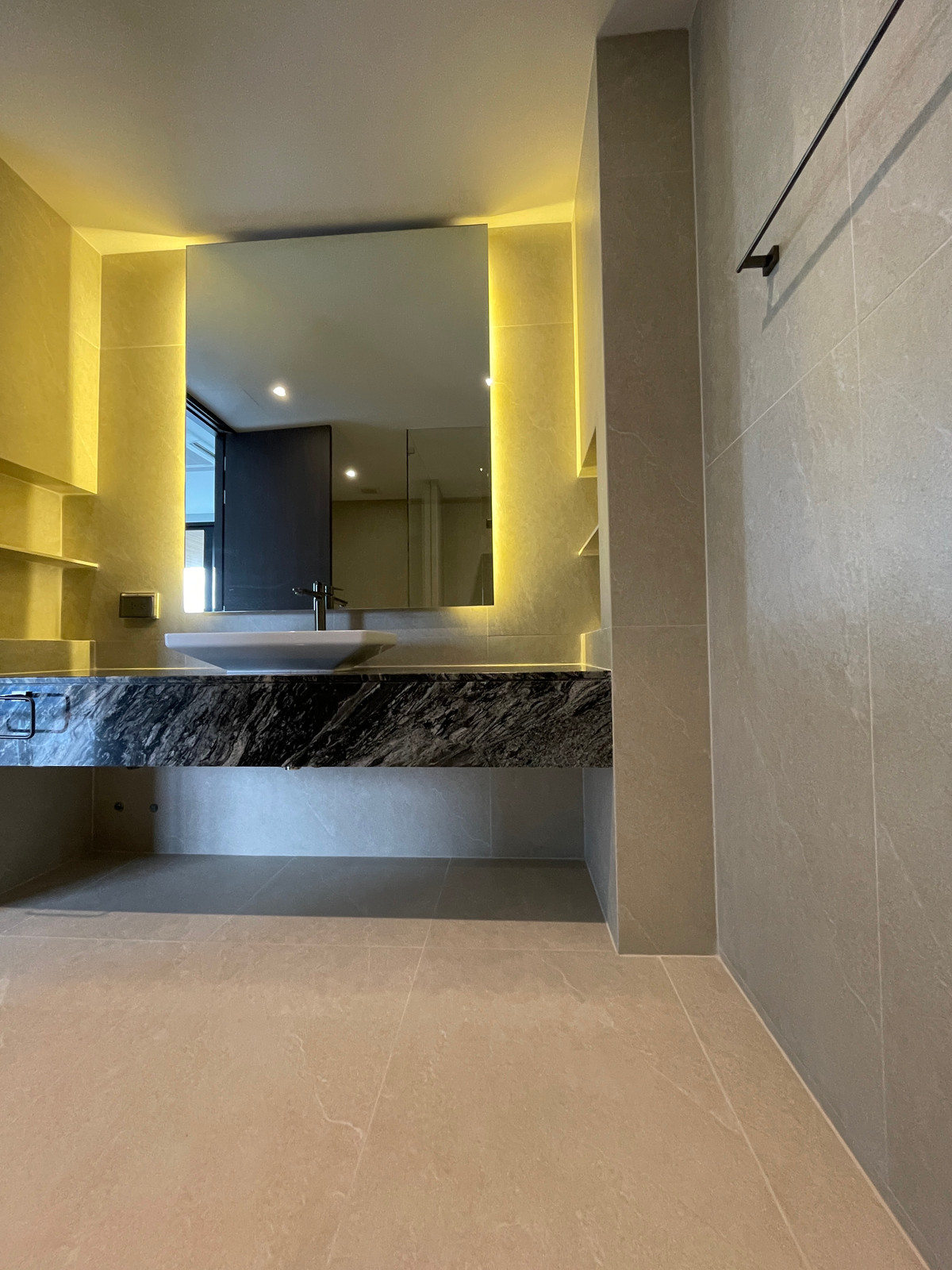 ขายบ้านเลียบทางด่วนรามอินทรา :  ขายบ้านเดี่ยวหรู Azure – CIRA Residences “The Pinnacle of Timeless Luxury Living บน ทำเลทองเลียบด่วน เอกมัย-รามอินทรา”สัมผัสชีวิตเหนือระดับกับ “ Azure” บ้านเดี่ยว 3.5 ชั้น ภายใต้แนวคิด “Resonate Life-Utmost”