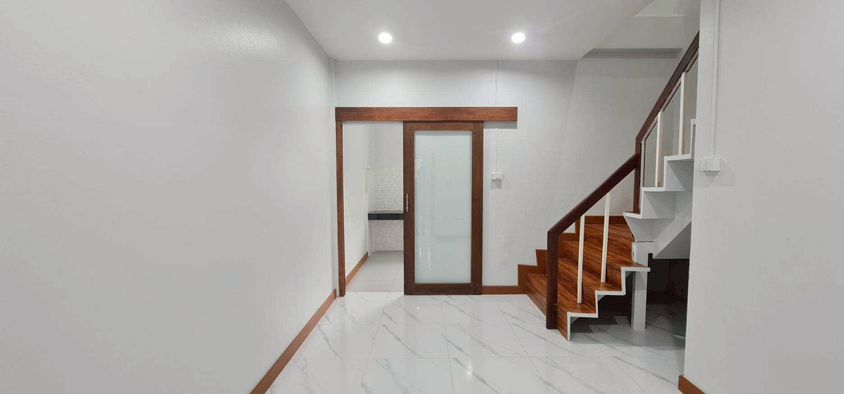 ขายทาวน์โฮมรามคำแหง หัวหมาก : 92867 - ขายบ้านทาวน์เฮ้าส์ 2 ชั้น รีโนเวทใหม่ สไตล์มินิมอล ทำเลรามคำแหง 106 หากคุณกำลังมองหาบ้านที่น่าอยู่ เรียบง่าย สไตล์มินิมอล และอยู่ในทำเลเงียบสงบแต่ยังสะดวกสบายต่อการเดินทาง บ้านหลังนี้คือคำตอบที่ใช่