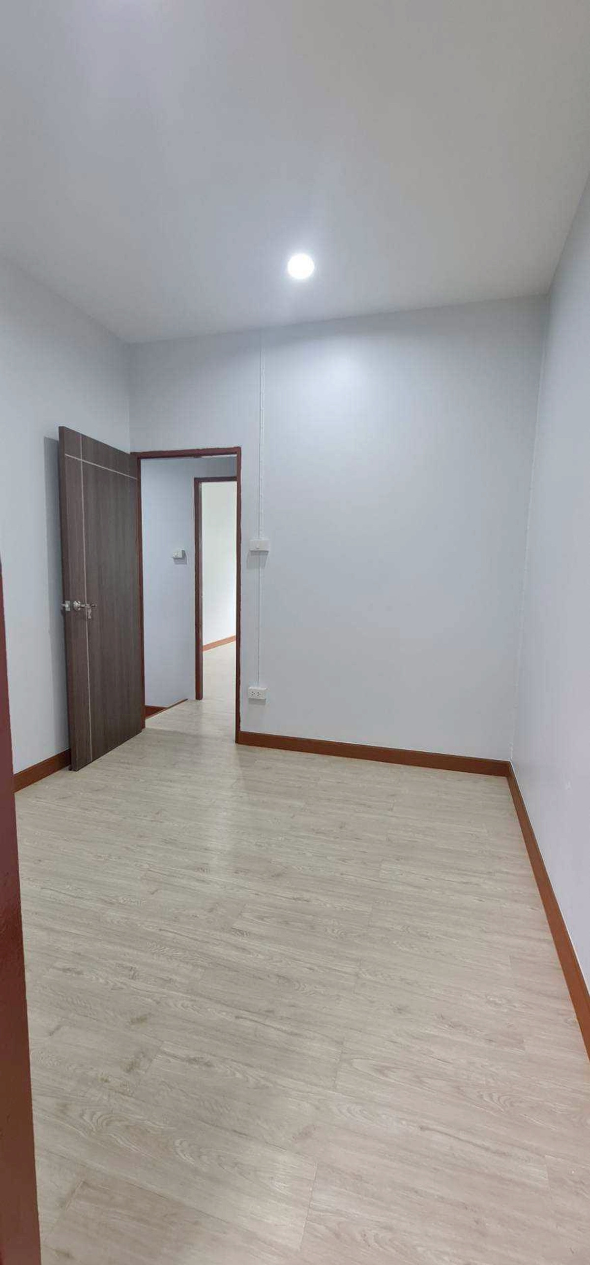 ขายทาวน์โฮมรามคำแหง หัวหมาก : 92867 - ขายบ้านทาวน์เฮ้าส์ 2 ชั้น รีโนเวทใหม่ สไตล์มินิมอล ทำเลรามคำแหง 106 หากคุณกำลังมองหาบ้านที่น่าอยู่ เรียบง่าย สไตล์มินิมอล และอยู่ในทำเลเงียบสงบแต่ยังสะดวกสบายต่อการเดินทาง บ้านหลังนี้คือคำตอบที่ใช่