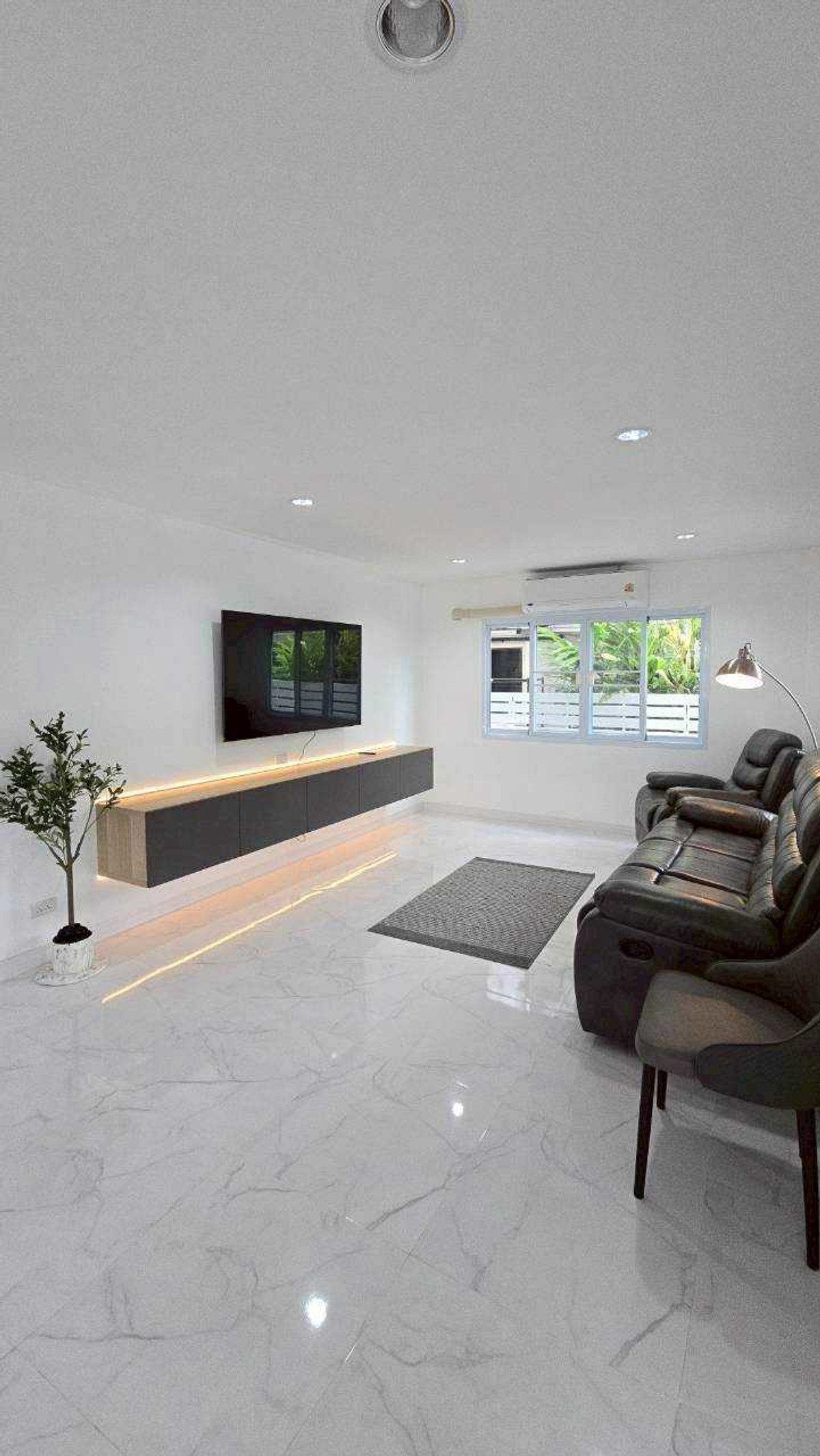 Beautiful house in the project For rent 30,000 baht per month, close to Meechok Plaza, only 5 minutes, No.5H612. Loading...