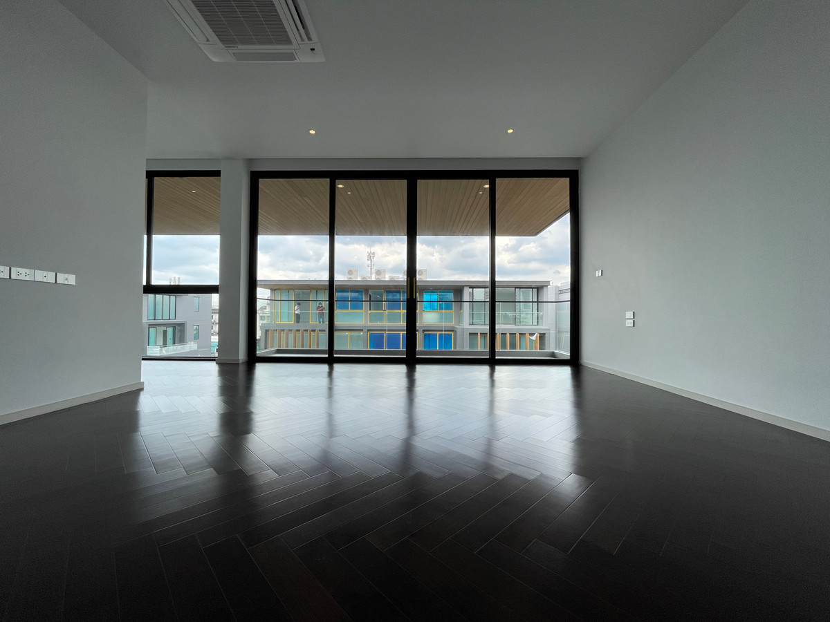 ขายบ้านเลียบทางด่วนรามอินทรา :  ขายบ้านเดี่ยวหรู Azure – CIRA Residences “The Pinnacle of Timeless Luxury Living บน ทำเลทองเลียบด่วน เอกมัย-รามอินทรา”สัมผัสชีวิตเหนือระดับกับ “ Azure” บ้านเดี่ยว 3.5 ชั้น ภายใต้แนวคิด “Resonate Life-Utmost”