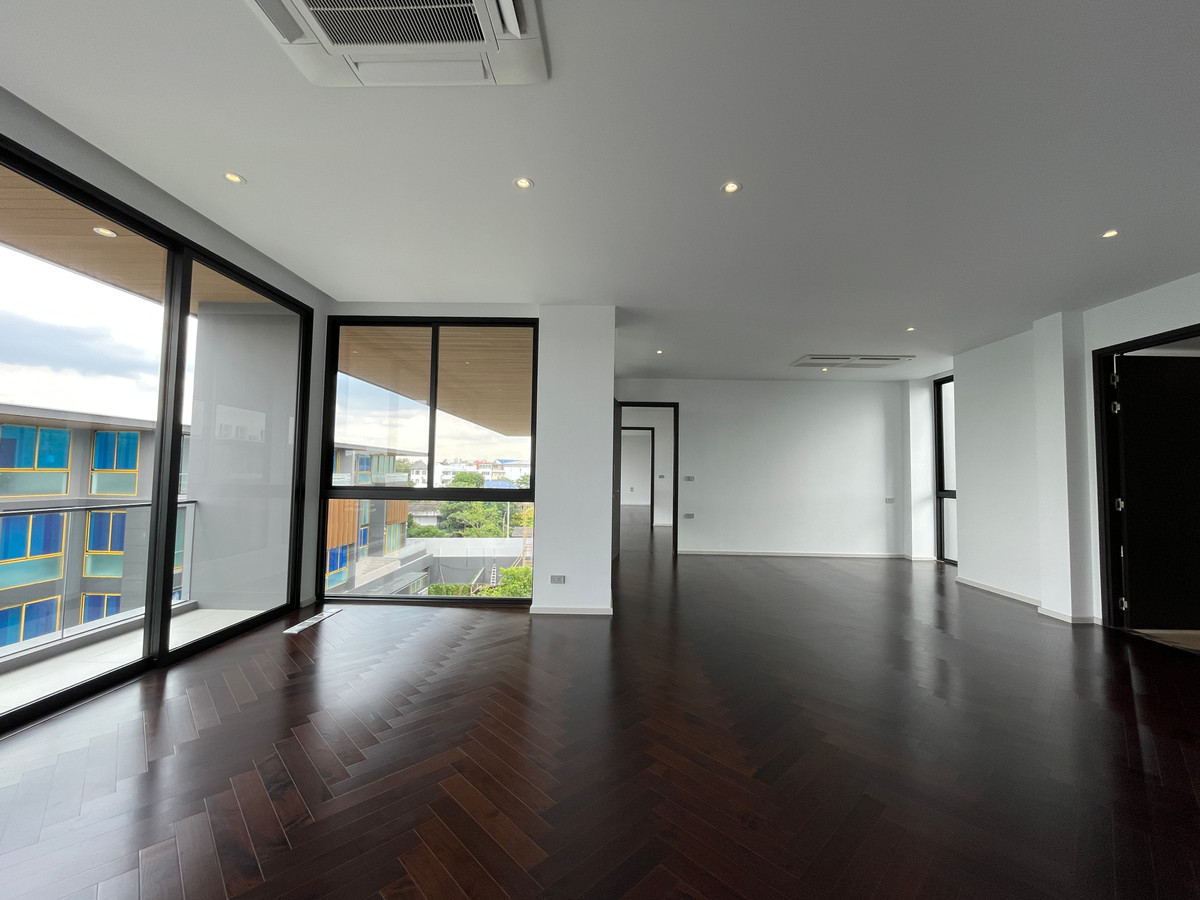 ขายบ้านเลียบทางด่วนรามอินทรา :  ขายบ้านเดี่ยวหรู Azure – CIRA Residences “The Pinnacle of Timeless Luxury Living บน ทำเลทองเลียบด่วน เอกมัย-รามอินทรา”สัมผัสชีวิตเหนือระดับกับ “ Azure” บ้านเดี่ยว 3.5 ชั้น ภายใต้แนวคิด “Resonate Life-Utmost”