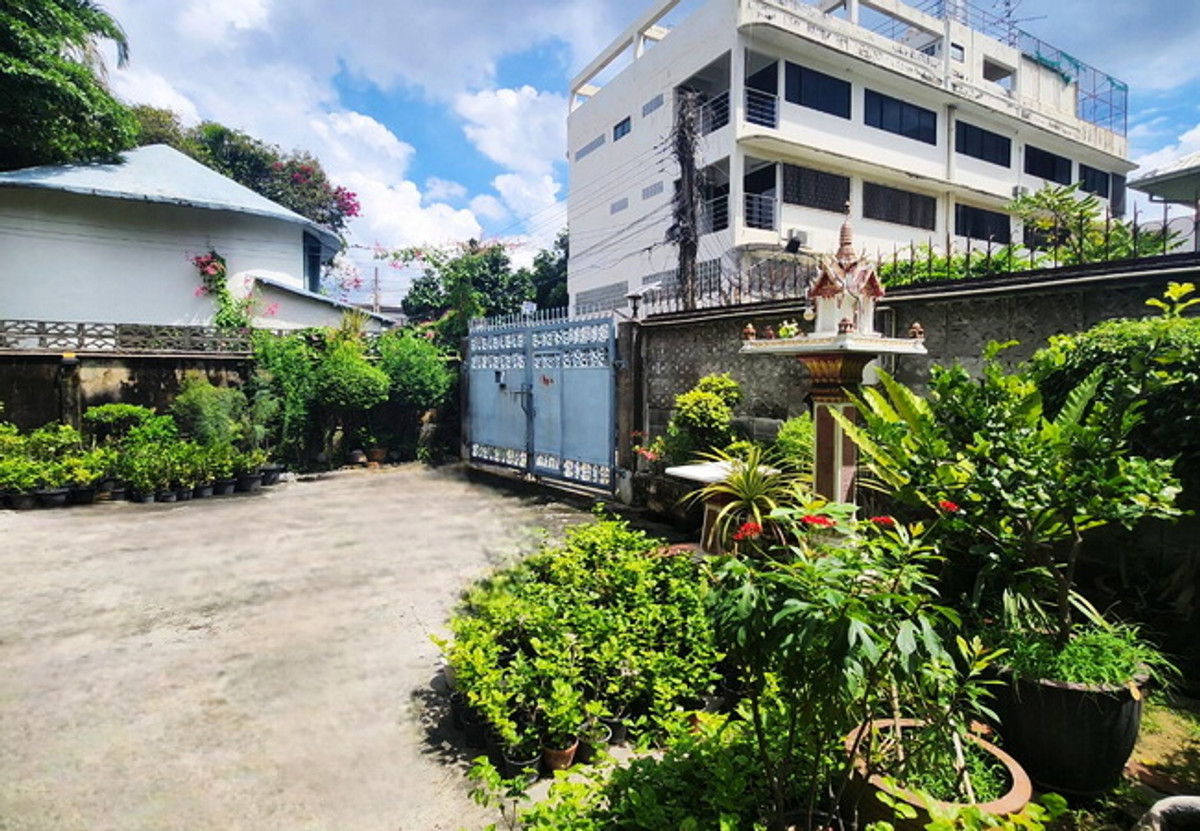 ขายบ้านพระราม 8 สามเสน ราชวัตร : ขายบ้าน ถนนนครไชยศรี ดุสิต กรุงเทพมหานคร เนื้อที่ 127.8 ตร.ว. 2 ชั้น 3 นอน 2 น้ำ ทำเลดี ราคาต่อรองได้