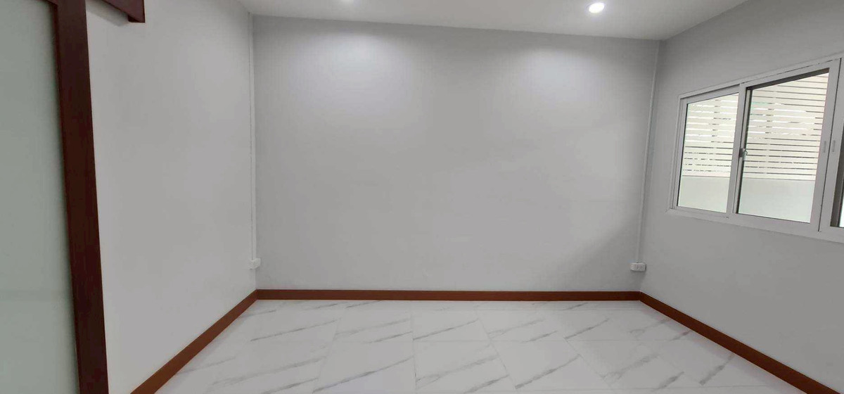 ขายทาวน์โฮมรามคำแหง หัวหมาก : 92867 - ขายบ้านทาวน์เฮ้าส์ 2 ชั้น รีโนเวทใหม่ สไตล์มินิมอล ทำเลรามคำแหง 106 หากคุณกำลังมองหาบ้านที่น่าอยู่ เรียบง่าย สไตล์มินิมอล และอยู่ในทำเลเงียบสงบแต่ยังสะดวกสบายต่อการเดินทาง บ้านหลังนี้คือคำตอบที่ใช่