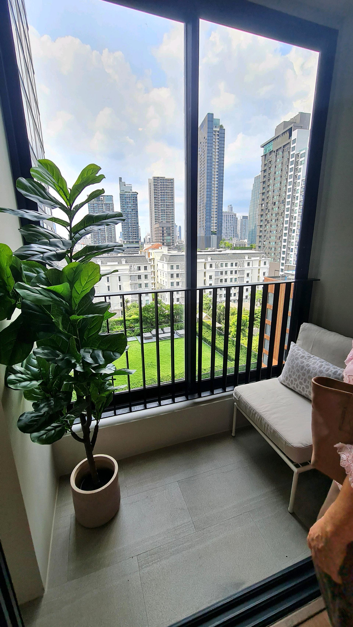 *For Rent* 1BR fully furnished with wifi Loading...