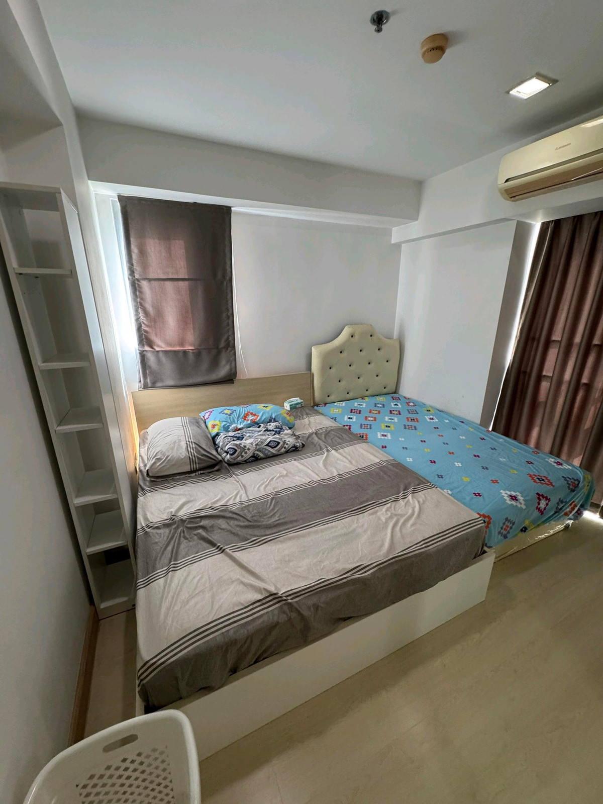 ให้เช่าคอนโดพระราม 9 เพชรบุรีตัดใหม่ RCA : ให้เช่าคอนโด My Resort Bangkok (มาย รีสอร์ท แบงค์คอก)
ห้องสวยตกแต่งครบ พร้อมเข้าอยู่ (Fully Furnished)

รายละเอียดห้อง:
	•	ขนาด 47 ตร.ม.
	•	1 ห้องนอน 1 ห้องน้ำ
	•	ชั้น 20

เฟอร์นิเจอร์และเครื่องใช้ไฟฟ้าครบครัน:
ทีวี, โซฟา, ตู้เย็น, โต๊ะอาหาร, เคาน์เตอร์ค