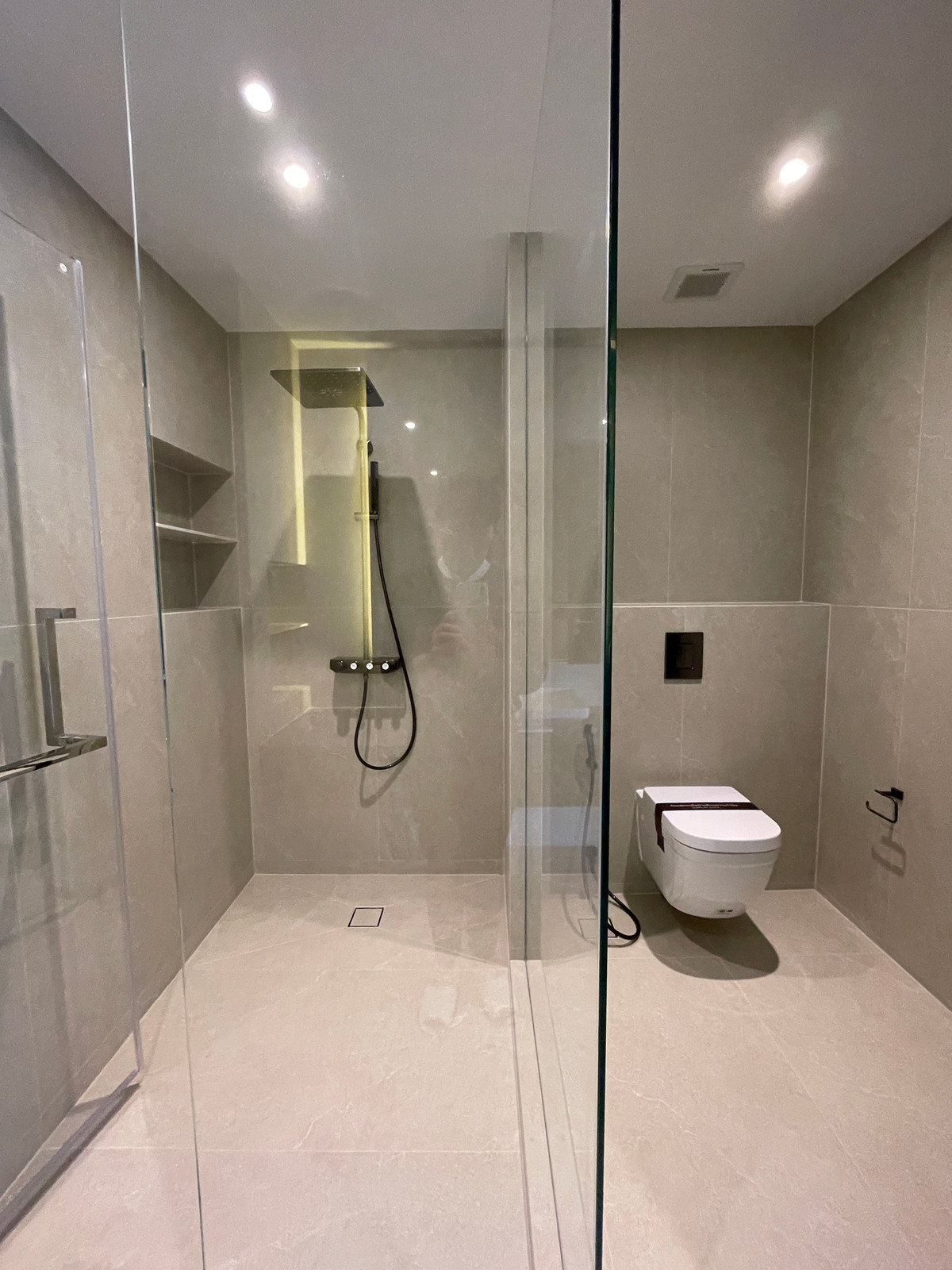 ขายบ้านเลียบทางด่วนรามอินทรา :  ขายบ้านเดี่ยวหรู Azure – CIRA Residences “The Pinnacle of Timeless Luxury Living บน ทำเลทองเลียบด่วน เอกมัย-รามอินทรา”สัมผัสชีวิตเหนือระดับกับ “ Azure” บ้านเดี่ยว 3.5 ชั้น ภายใต้แนวคิด “Resonate Life-Utmost”