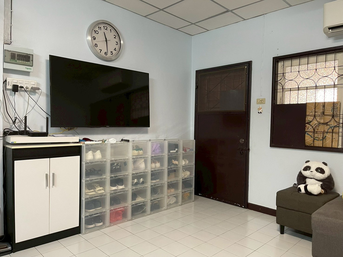 ขายทาวน์เฮาส์ 3 ชั้น ทำเลทอง ถนนนวมินทร์ ซอย 85 เข้าซอยเพียง 700 เมตร Loading...