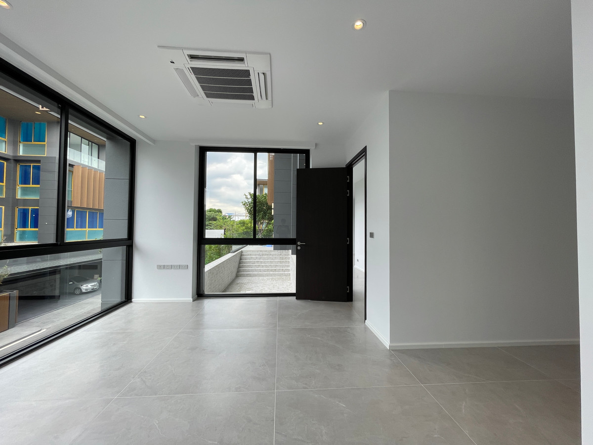 ขายบ้านเลียบทางด่วนรามอินทรา :  ขายบ้านเดี่ยวหรู Azure – CIRA Residences “The Pinnacle of Timeless Luxury Living บน ทำเลทองเลียบด่วน เอกมัย-รามอินทรา”สัมผัสชีวิตเหนือระดับกับ “ Azure” บ้านเดี่ยว 3.5 ชั้น ภายใต้แนวคิด “Resonate Life-Utmost”