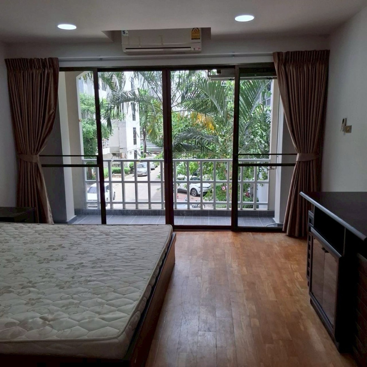 ให้เช่าคอนโดรามคำแหง หัวหมาก : คอนโดให้เช่า ศรีวรา การ์เด้น คอนโดมิเนียม ตึก 5 ชั้น 2 เฟอร์ครบ พร้อมอยู่