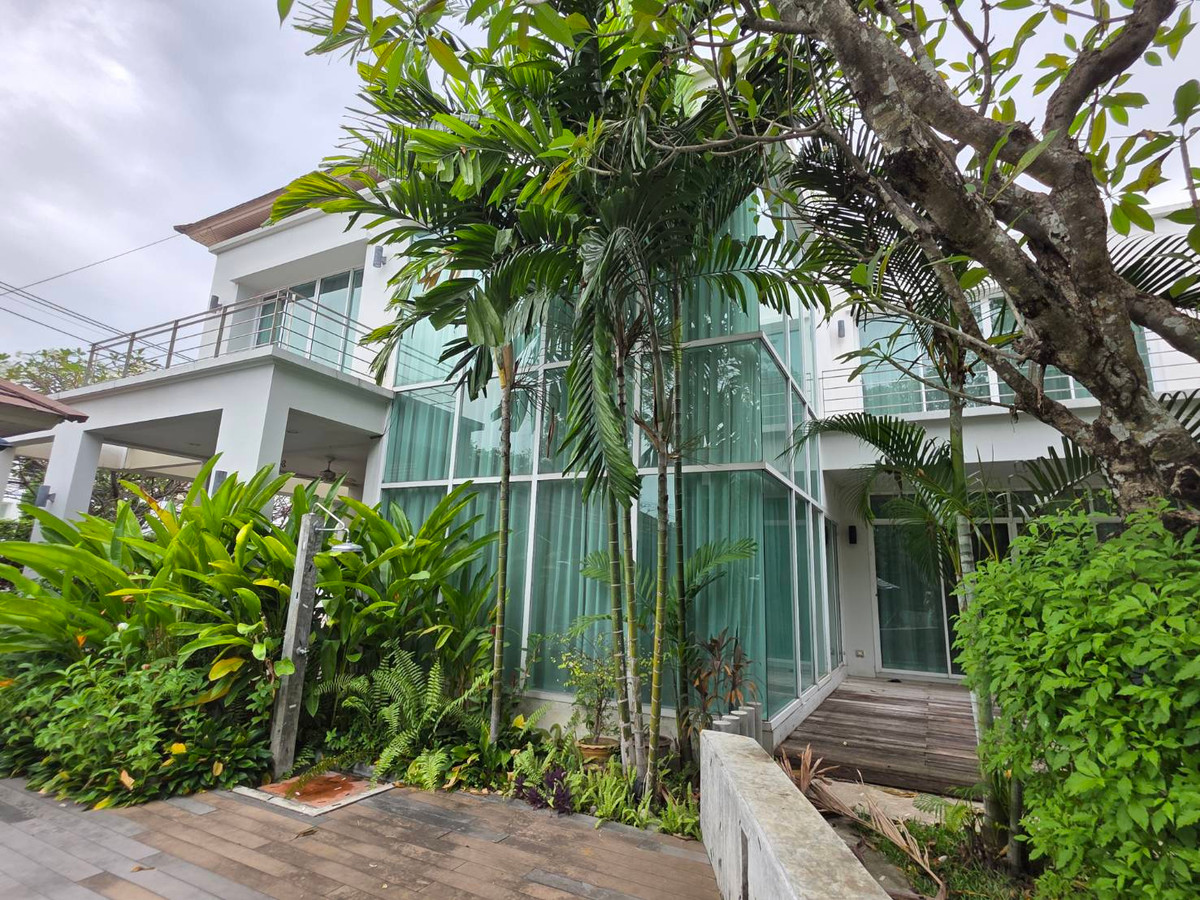 Panya Village Pattanakarn 30 Rent: 125sqwah 480sqm. 4bed 5bath 165,000/mth. Am: 0656199198 Loading...