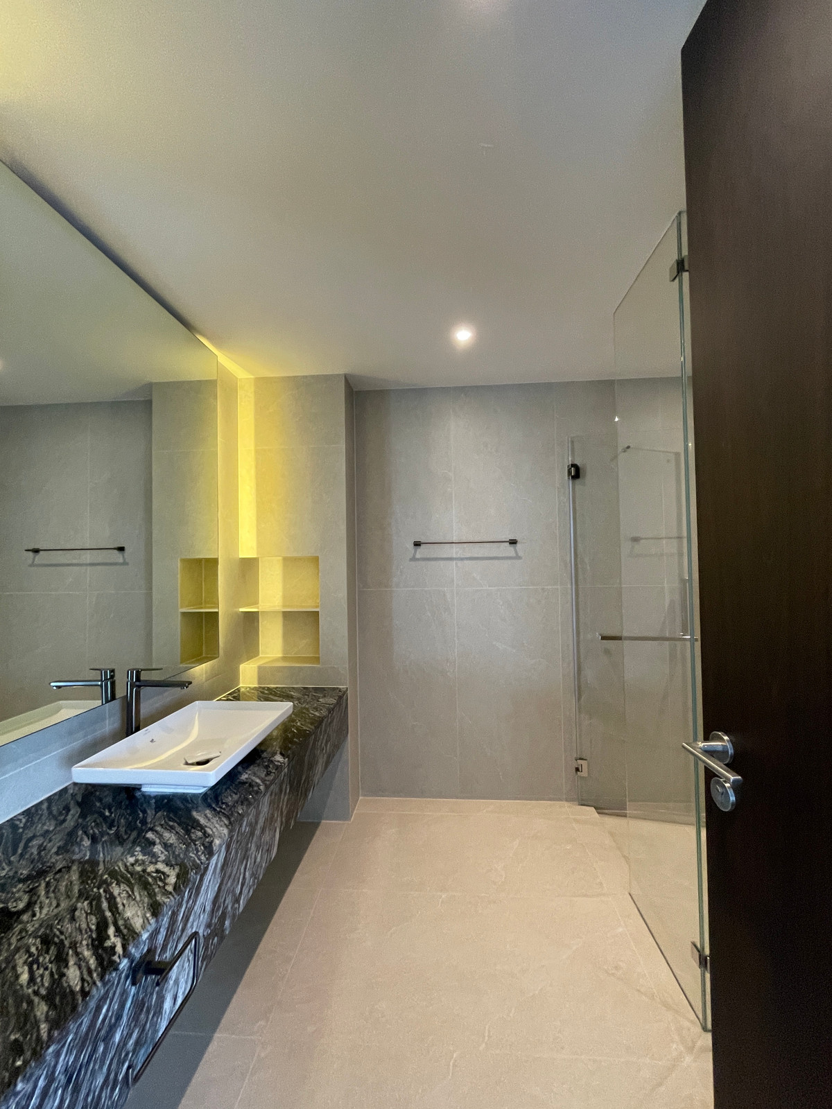 ขายบ้านเลียบทางด่วนรามอินทรา :  ขายบ้านเดี่ยวหรู Azure – CIRA Residences “The Pinnacle of Timeless Luxury Living บน ทำเลทองเลียบด่วน เอกมัย-รามอินทรา”สัมผัสชีวิตเหนือระดับกับ “ Azure” บ้านเดี่ยว 3.5 ชั้น ภายใต้แนวคิด “Resonate Life-Utmost”