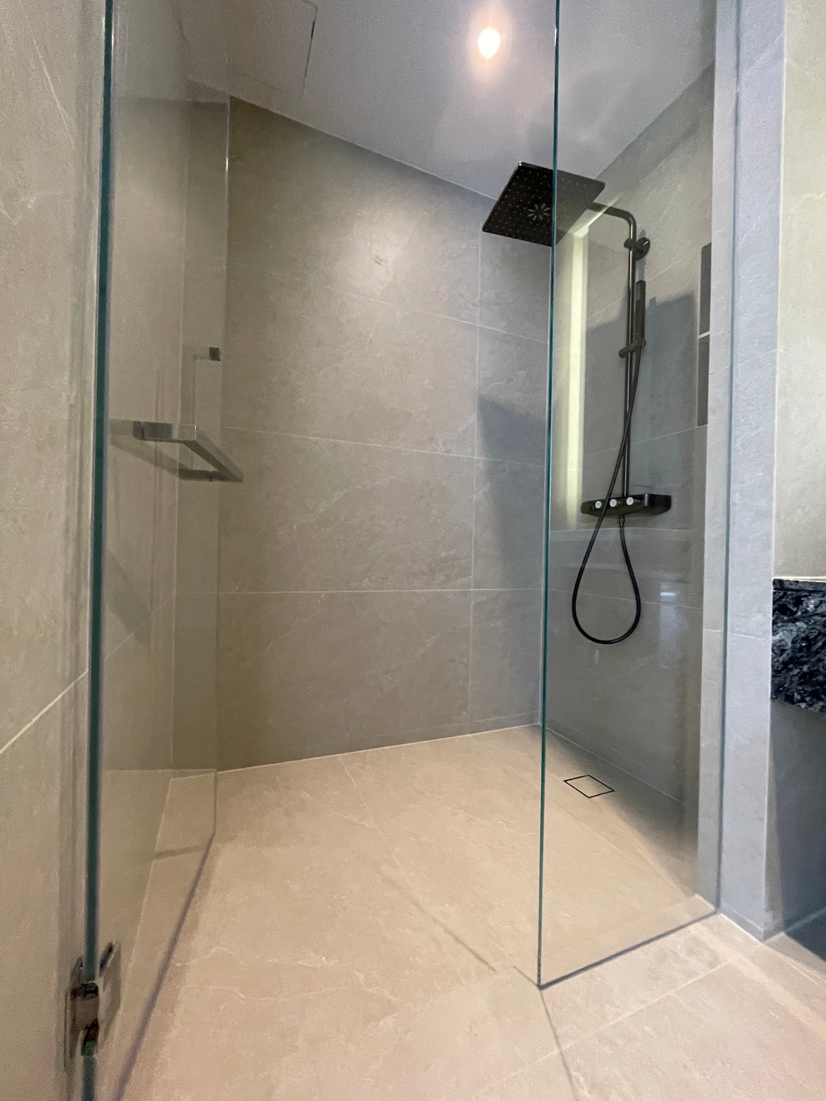 ขายบ้านเลียบทางด่วนรามอินทรา :  ขายบ้านเดี่ยวหรู Azure – CIRA Residences “The Pinnacle of Timeless Luxury Living บน ทำเลทองเลียบด่วน เอกมัย-รามอินทรา”สัมผัสชีวิตเหนือระดับกับ “ Azure” บ้านเดี่ยว 3.5 ชั้น ภายใต้แนวคิด “Resonate Life-Utmost”