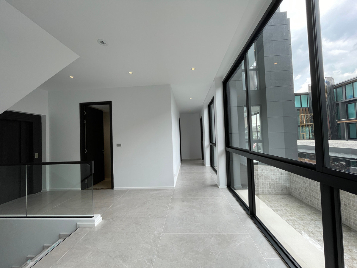 ขายบ้านเลียบทางด่วนรามอินทรา :  ขายบ้านเดี่ยวหรู Azure – CIRA Residences “The Pinnacle of Timeless Luxury Living บน ทำเลทองเลียบด่วน เอกมัย-รามอินทรา”สัมผัสชีวิตเหนือระดับกับ “ Azure” บ้านเดี่ยว 3.5 ชั้น ภายใต้แนวคิด “Resonate Life-Utmost”