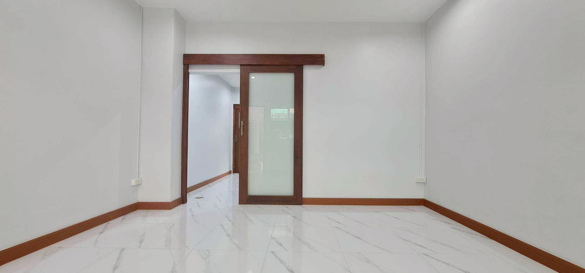 ขายทาวน์โฮมรามคำแหง หัวหมาก : 92867 - ขายบ้านทาวน์เฮ้าส์ 2 ชั้น รีโนเวทใหม่ สไตล์มินิมอล ทำเลรามคำแหง 106 หากคุณกำลังมองหาบ้านที่น่าอยู่ เรียบง่าย สไตล์มินิมอล และอยู่ในทำเลเงียบสงบแต่ยังสะดวกสบายต่อการเดินทาง บ้านหลังนี้คือคำตอบที่ใช่