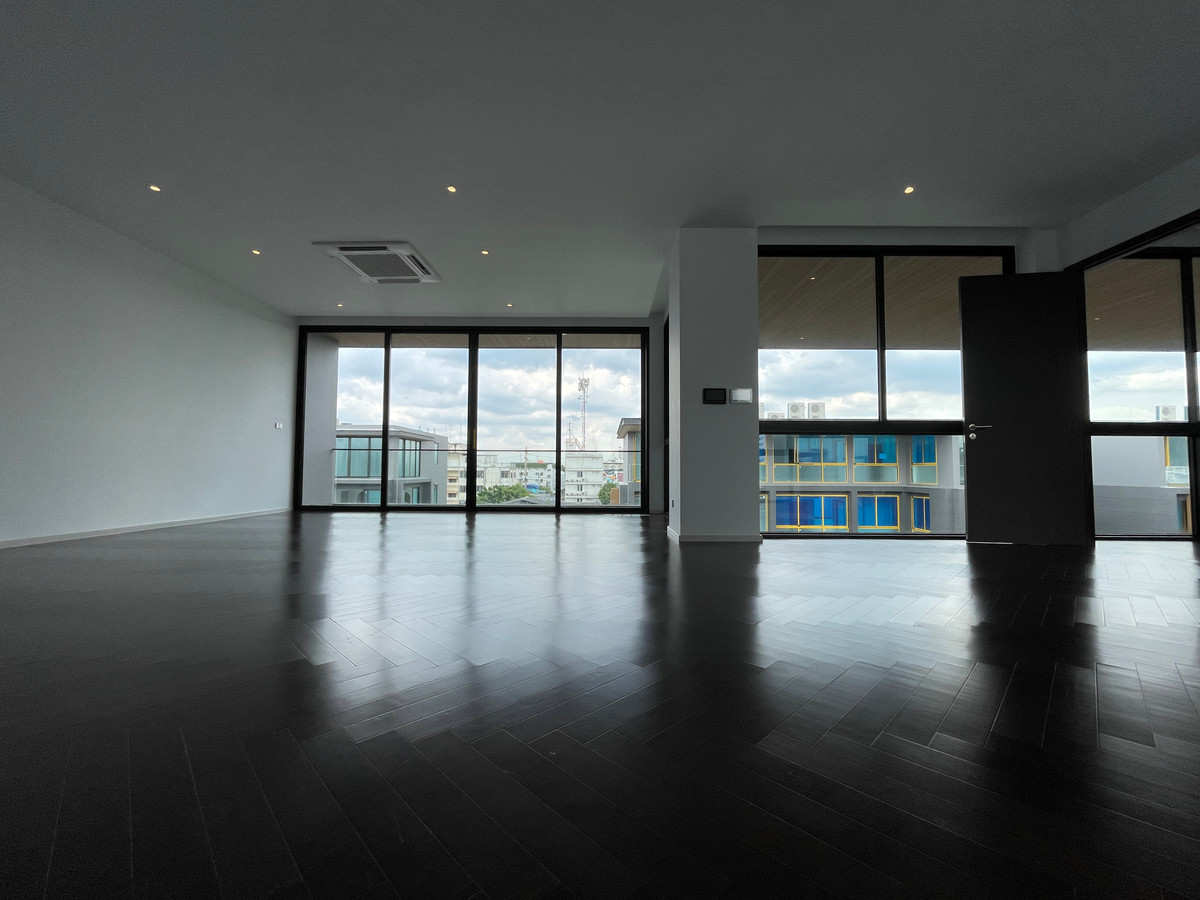 ขายบ้านเลียบทางด่วนรามอินทรา :  ขายบ้านเดี่ยวหรู Azure – CIRA Residences “The Pinnacle of Timeless Luxury Living บน ทำเลทองเลียบด่วน เอกมัย-รามอินทรา”สัมผัสชีวิตเหนือระดับกับ “ Azure” บ้านเดี่ยว 3.5 ชั้น ภายใต้แนวคิด “Resonate Life-Utmost”